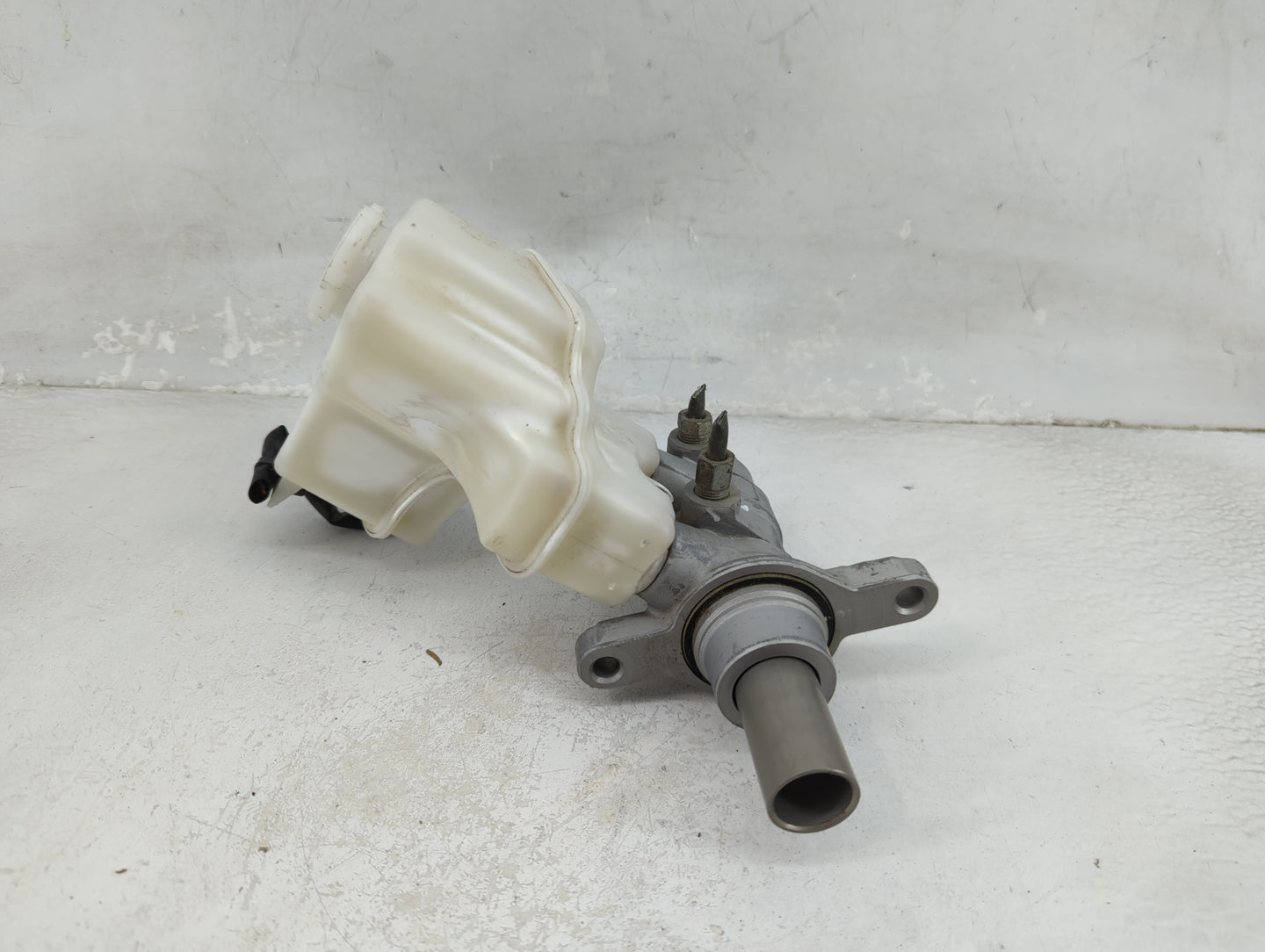 2013-2018 Nissan Altima Brake Master Cylinder 1225402 - Oemusedautoparts1.com