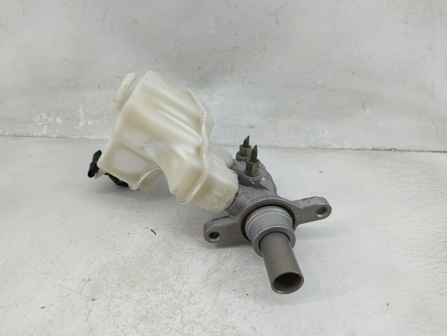 2013-2018 Nissan Altima Brake Master Cylinder 1225402 - Oemusedautoparts1.com