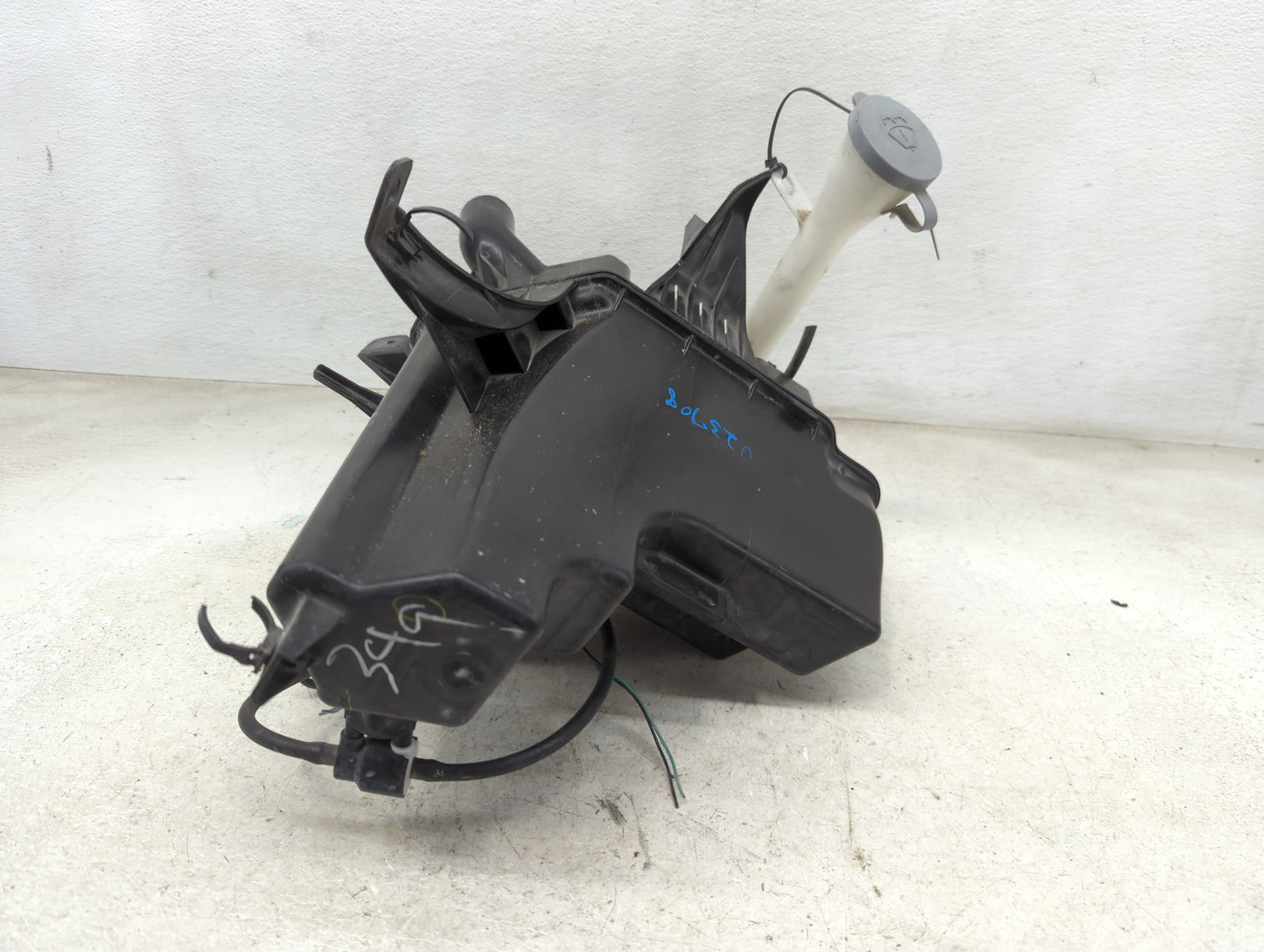 2015 Nissan Pathfinder Windshield Washer Fluid Reservoir Bottle Oem - Oemusedautoparts1.com