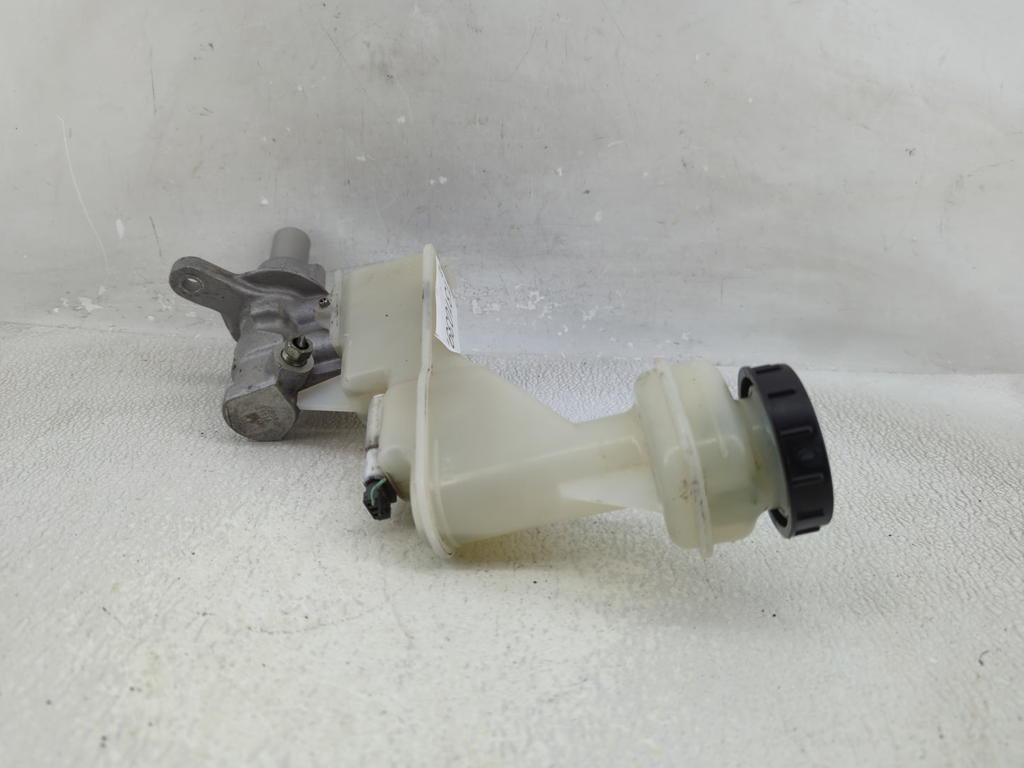 2014-2020 Nissan Rogue Brake Master Cylinder 1310397 - Oemusedautoparts1.com