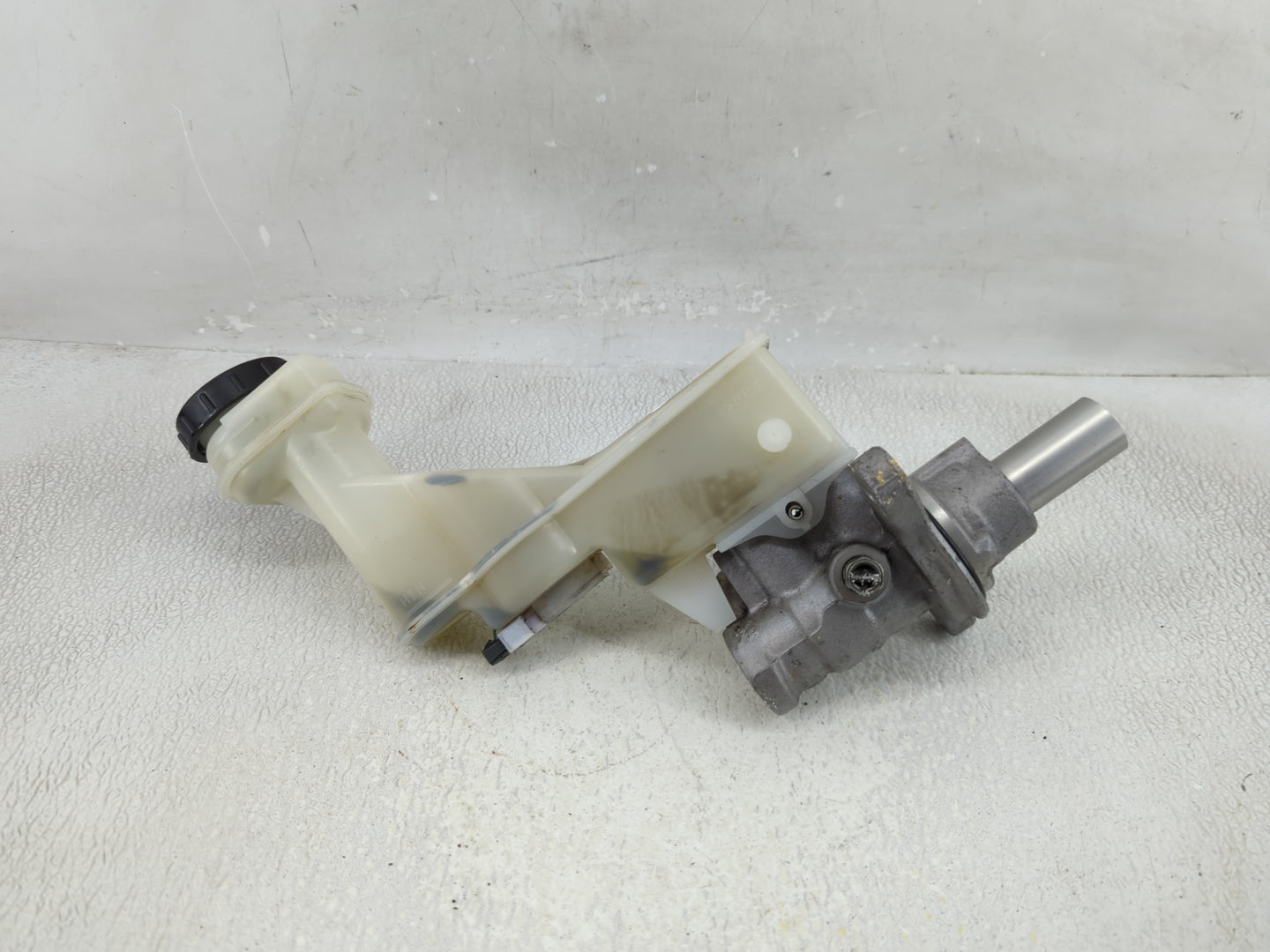 2014-2020 Nissan Rogue Brake Master Cylinder 1310397 - Oemusedautoparts1.com