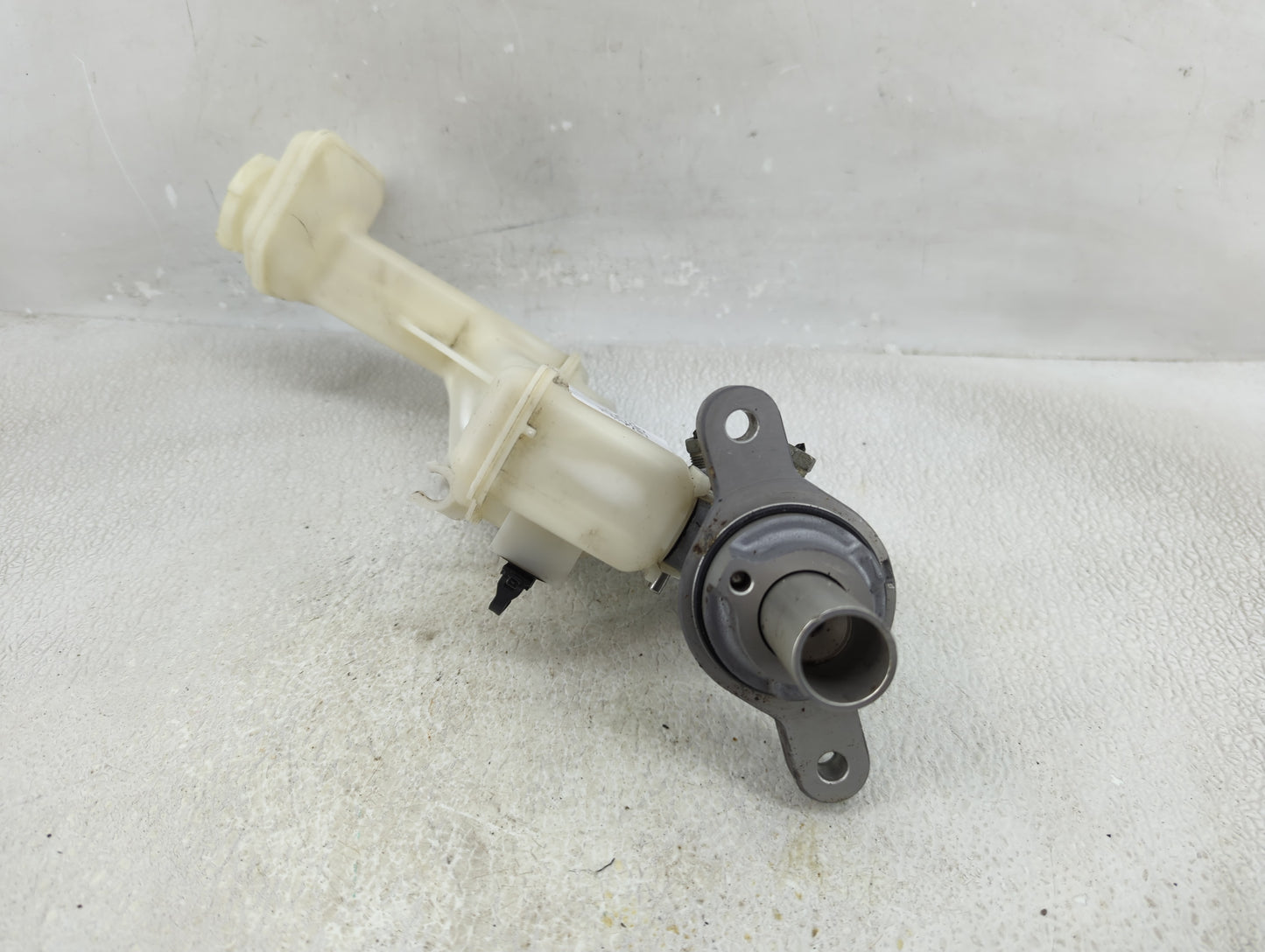 2014-2020 Nissan Rogue Brake Master Cylinder 1312579 - Oemusedautoparts1.com