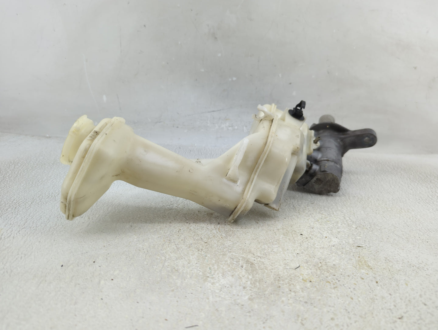 2014-2020 Nissan Rogue Brake Master Cylinder - Oemusedautoparts1.com