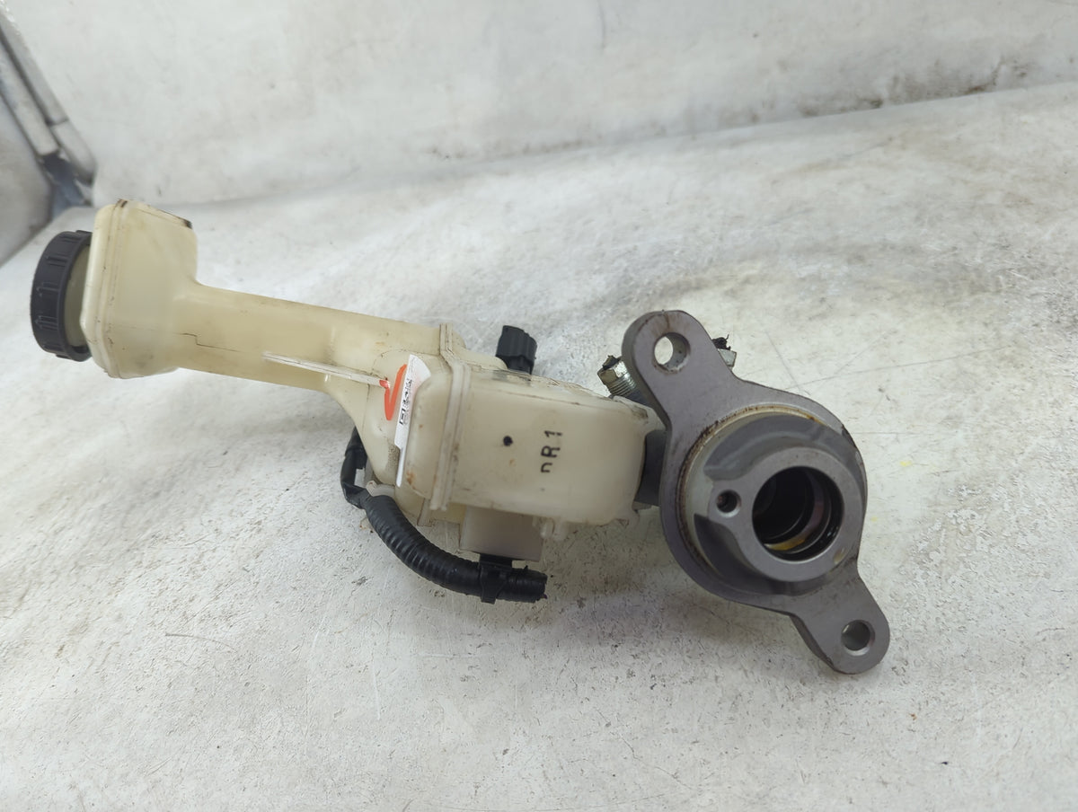 2017-2020 Nissan Rogue Brake Master Cylinder 1515954 - Oemusedautoparts1.com