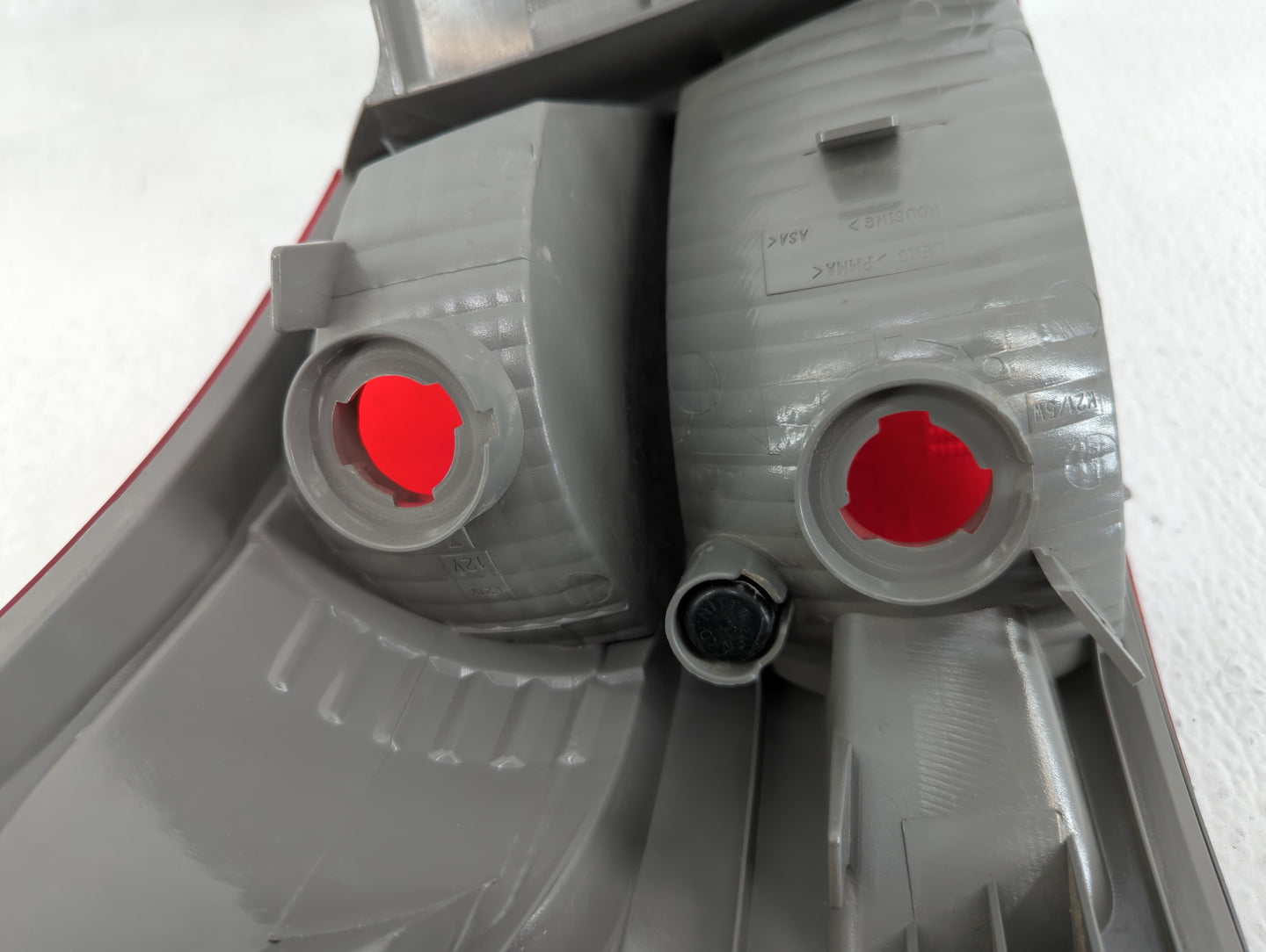 2008-2015 Nissan Rogue Tail Light Assembly Passenger Right OEM P/N:C83 Fits Fits 2008 2009 2010 2011 2012 2013 2014 2015 OEM