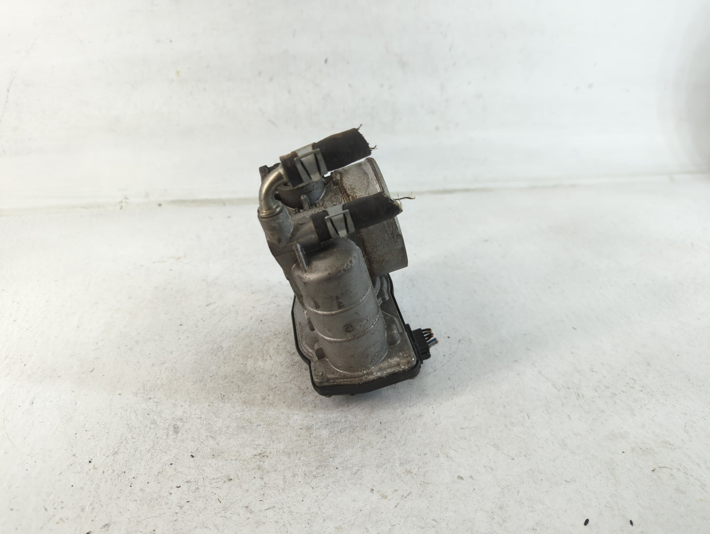 2011-2015 Nissan Rogue Throttle Body P/N:RME60-15 Fits Fits 2011 2012 2013 2014 2015 OEM Used Auto Parts - Oemusedautoparts1