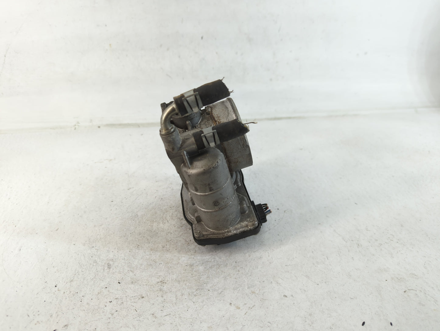 2011-2015 Nissan Rogue Throttle Body P/N:RME60-15 Fits Fits 2011 2012 2013 2014 2015 OEM Used Auto Parts - Oemusedautoparts1
