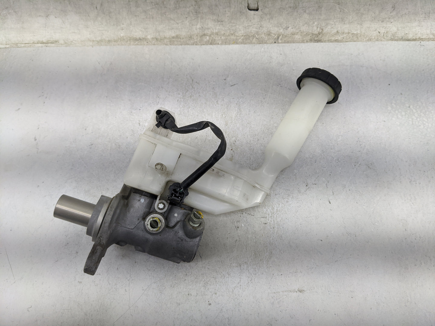 2015 Nissan Sentra Brake Master Cylinder - Oemusedautoparts1.com