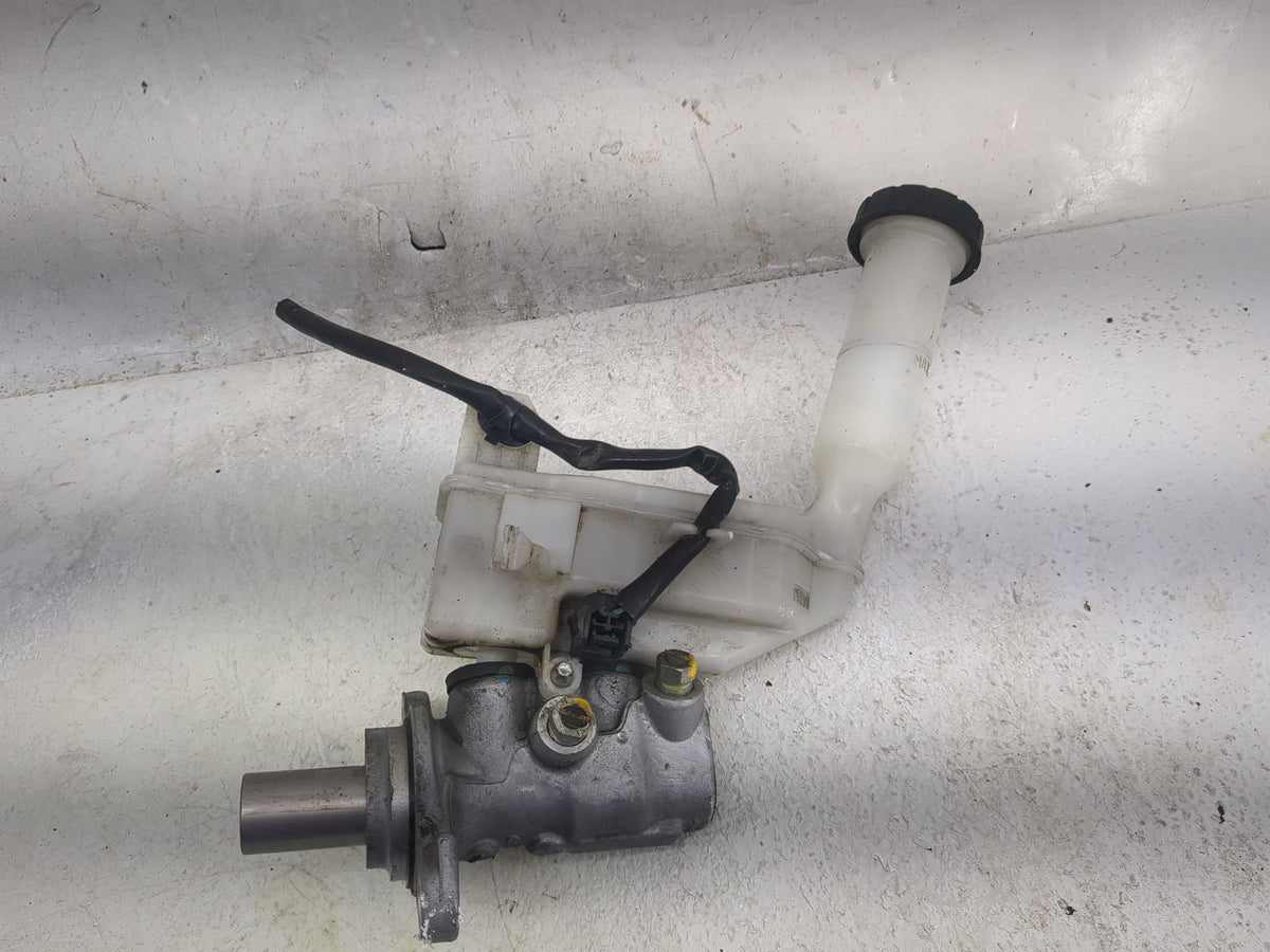 2013-2019 Nissan Sentra Brake Master Cylinder 1497881 - Oemusedautoparts1.com