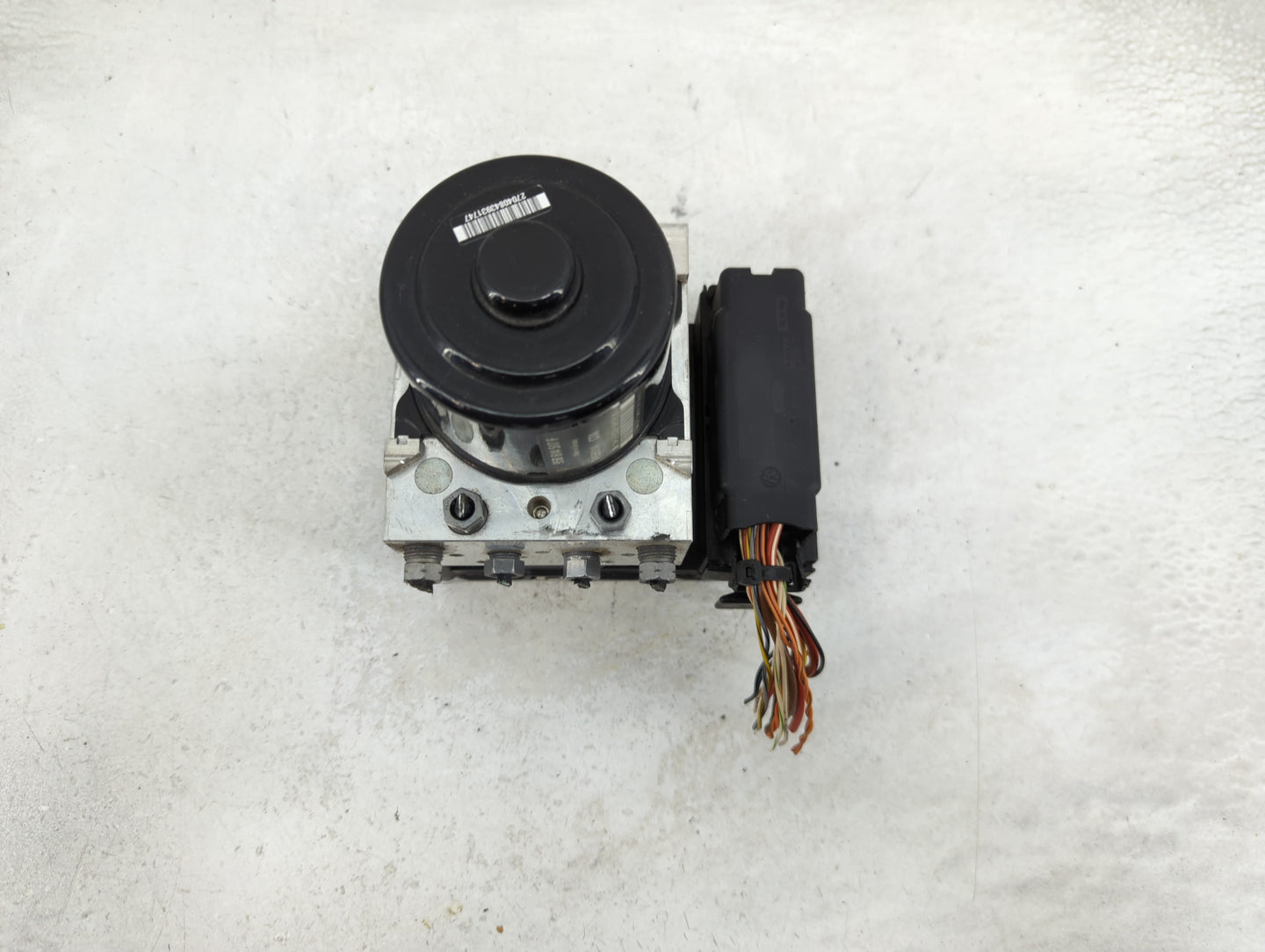 2015-2016 Porsche Macan ABS Pump Control Module Replacement P/N:95B 907 379 F Fits Fits 2015 2016 OEM Used Auto Parts - Oemu