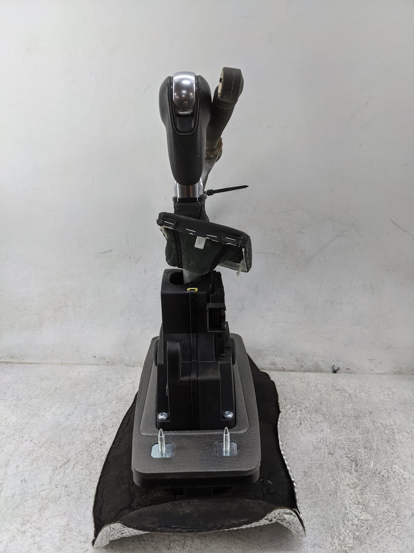 2015 Porsche Macan Floor Console Assembly Shifter - Oemusedautoparts1.com