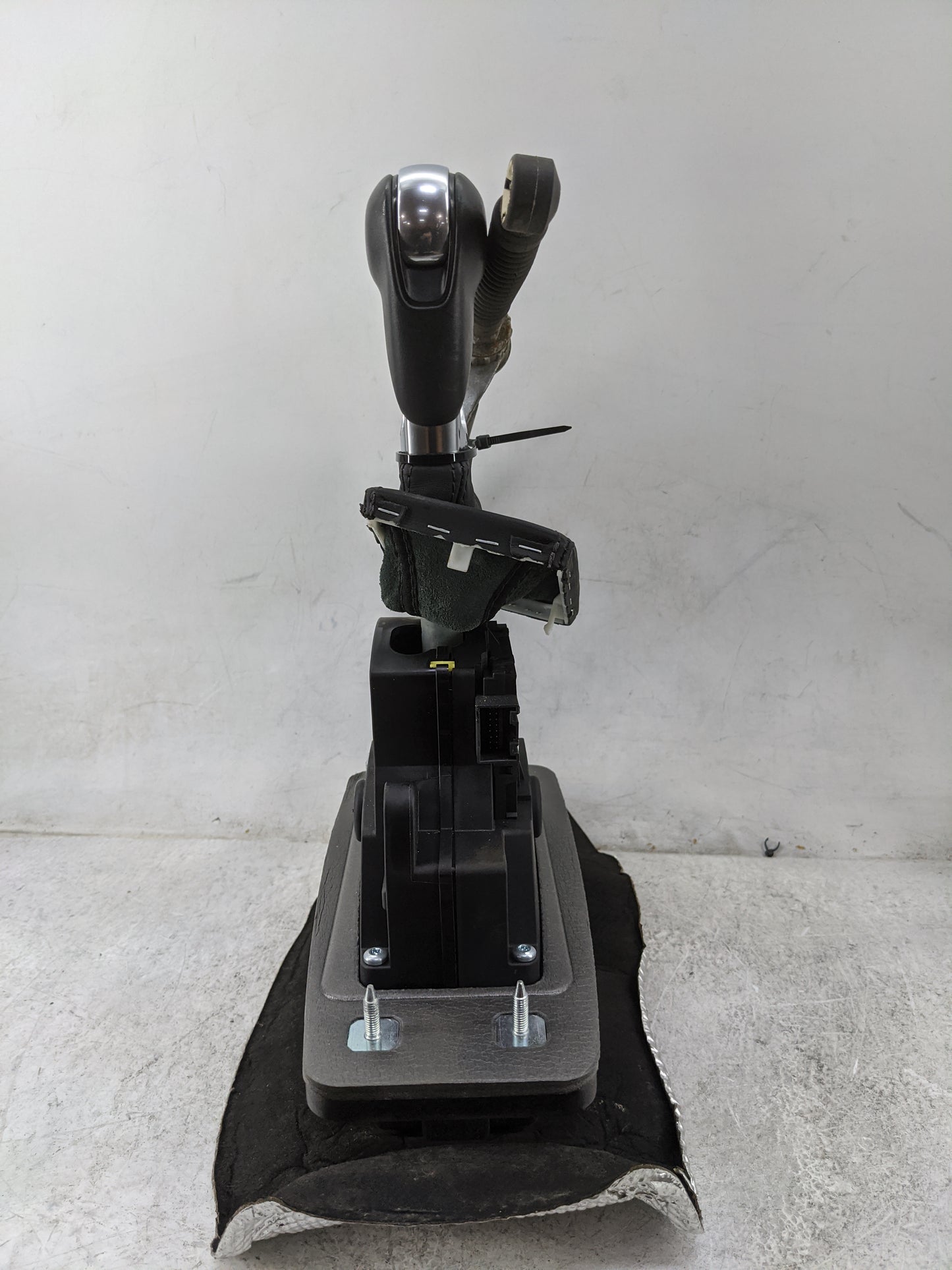 2015 Porsche Macan Floor Console Assembly Shifter - Oemusedautoparts1.com