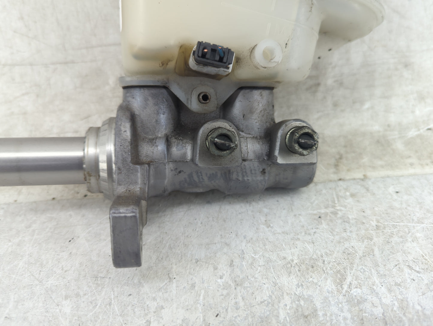 Subaru Xv Brake Master Cylinder 1451312 - Oemusedautoparts1.com