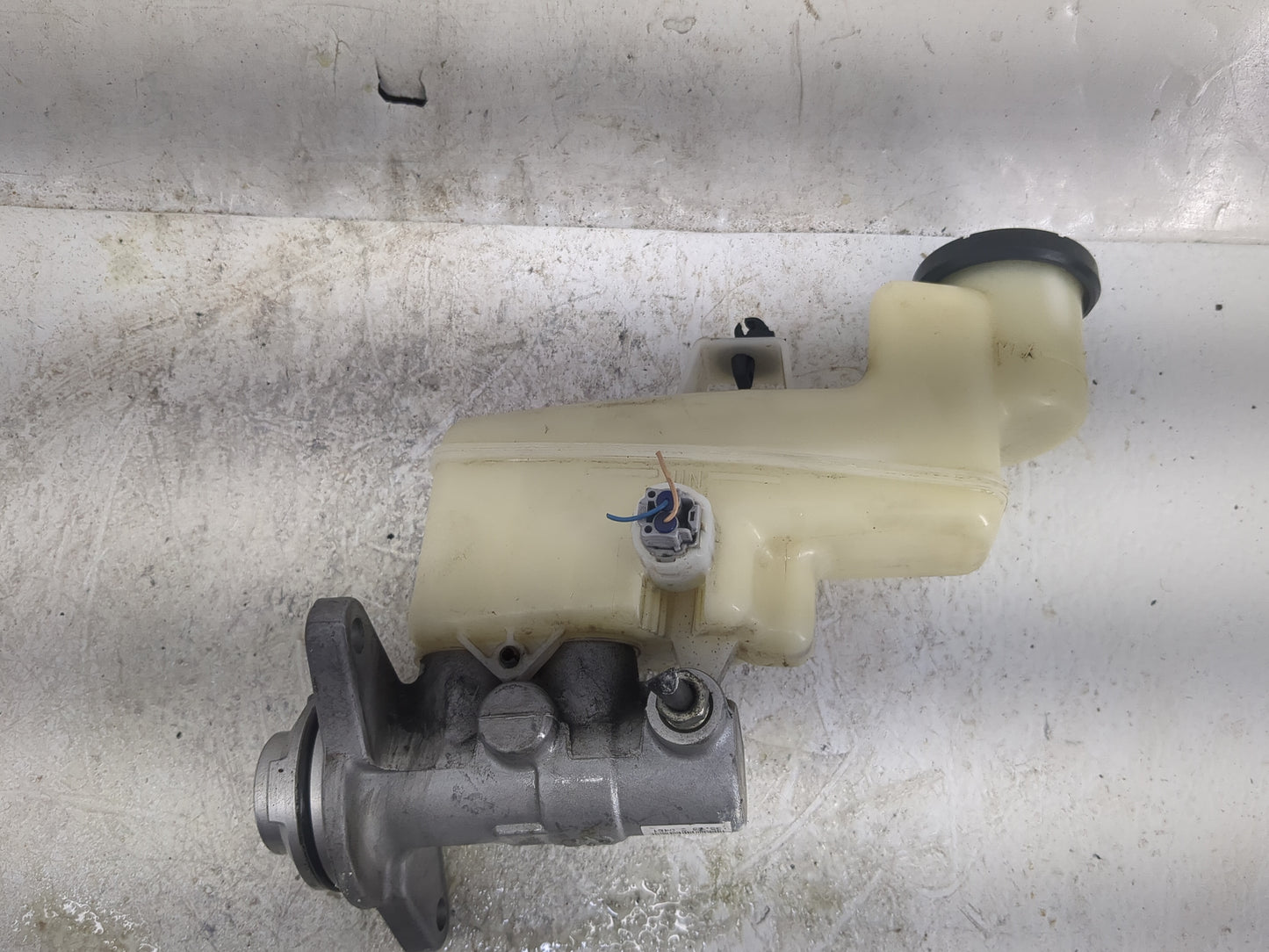 2014-2017 Toyota Camry Brake Master Cylinder 1497004 - Oemusedautoparts1.com