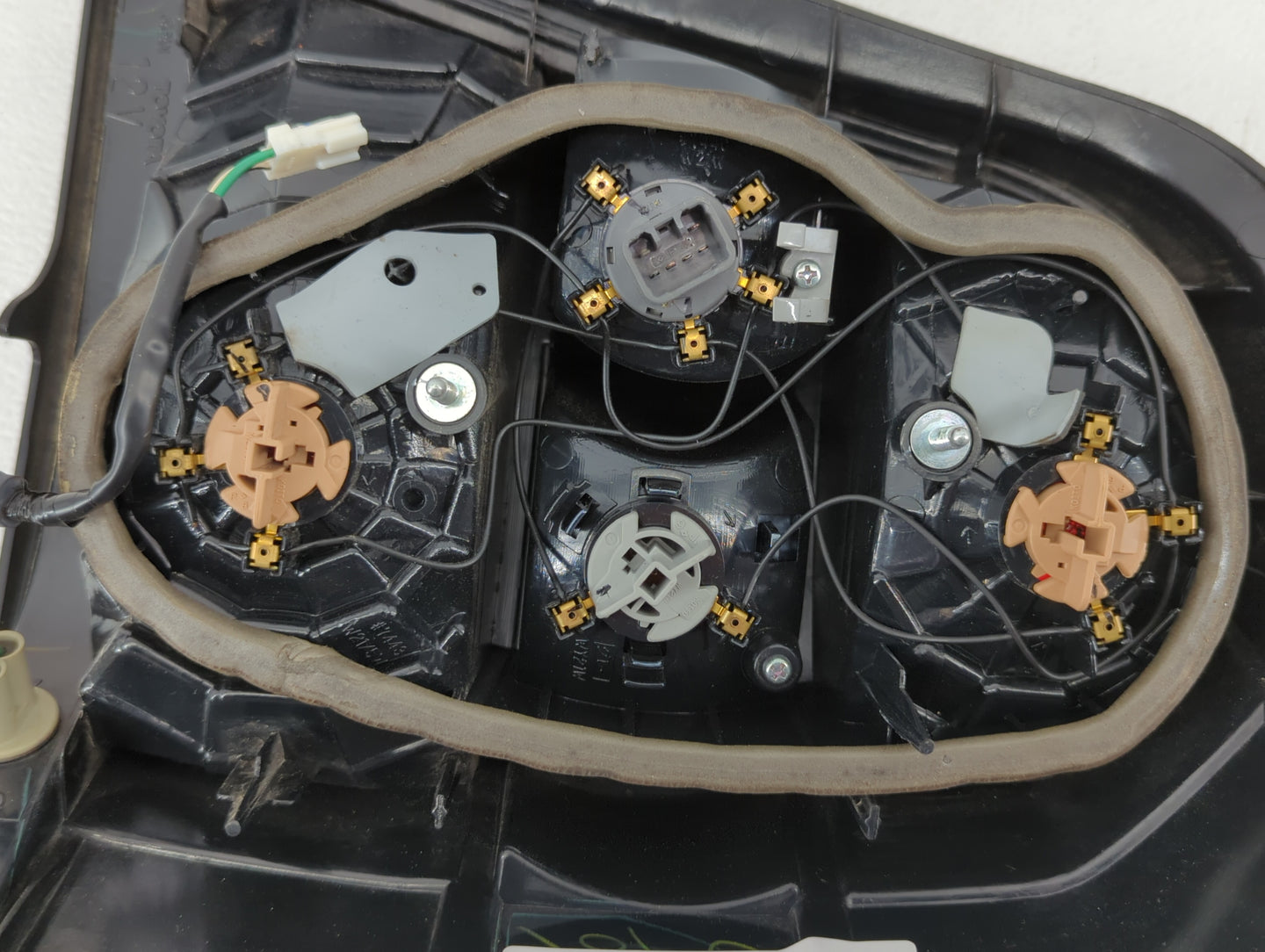 2014-2016 Toyota Highlander Tail Light Assembly Driver Left OEM Fits Fits 2014 2015 2016 OEM Used Auto Parts - Oemusedautopa