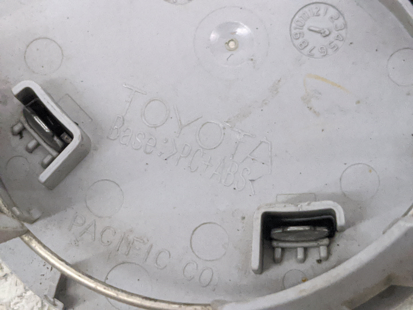 2015 Toyota Rav4 Rim Wheel Center Cap Chrome 1481041 - Oemusedautoparts1.com