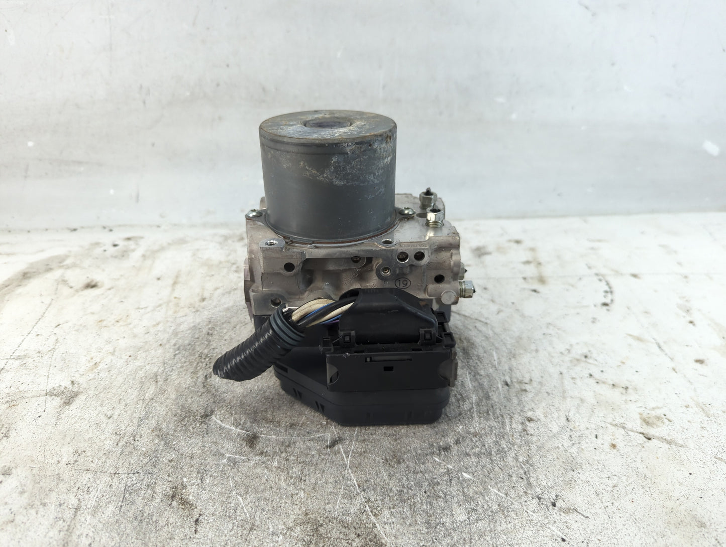 2015 Toyota Rav4 ABS Pump Control Module Replacement P/N:89541-42552 44540-42272 Fits OEM Used Auto Parts - Oemusedautoparts