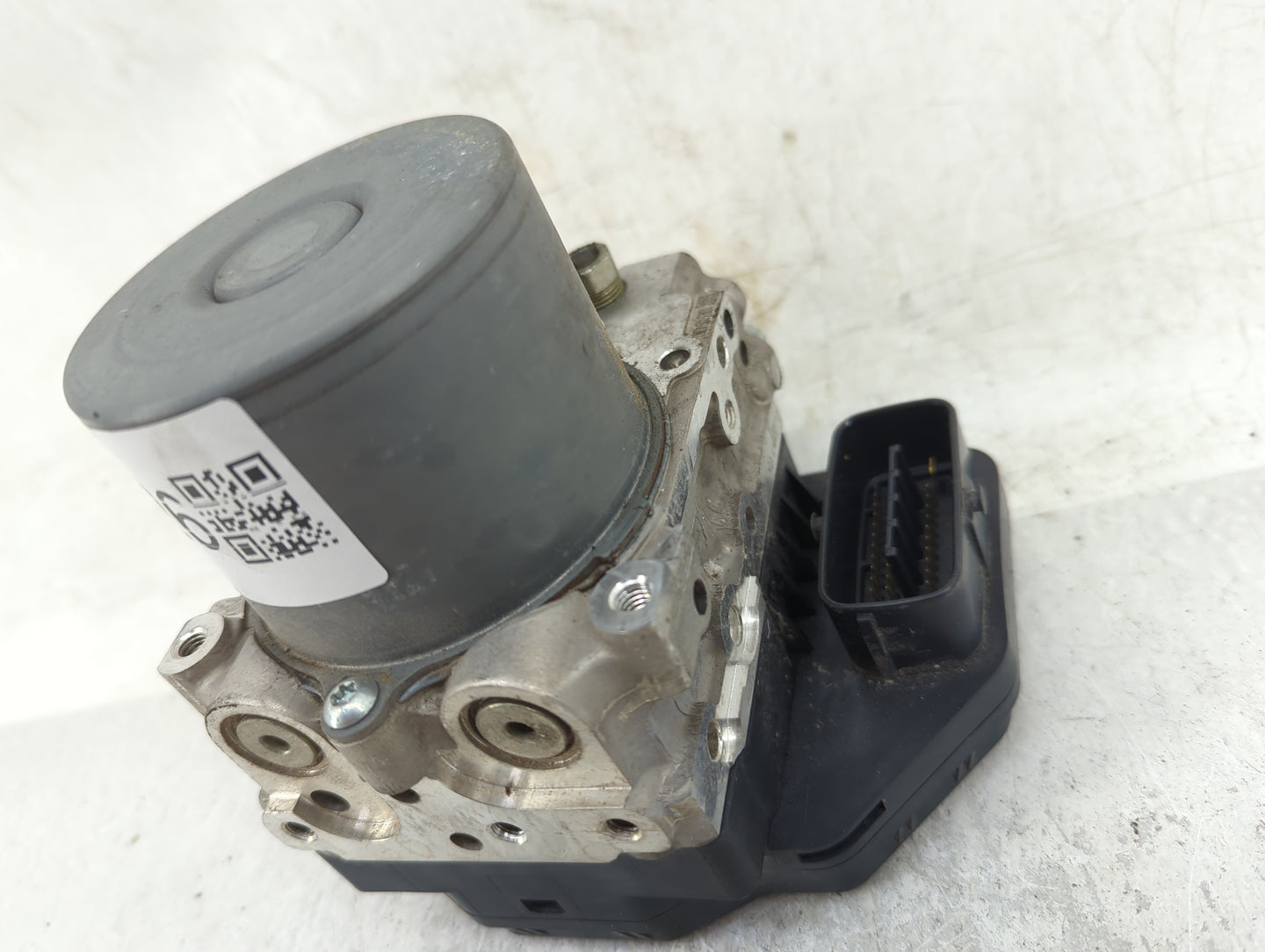 2015-2016 Toyota Sienna ABS Pump Control Module Replacement Fits Fits 2015 2016 OEM Used Auto Parts - Oemusedautoparts1.com
