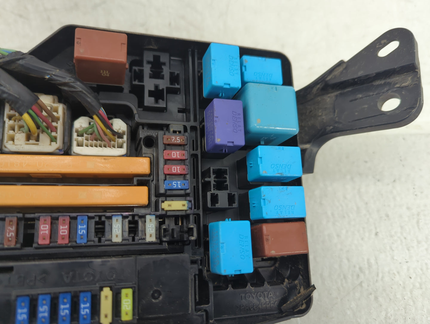 2010-2016 Toyota Venza Fusebox Fuse Box Panel Relay Module P/N:82720-0T020 Fits Fits 2010 2013 2014 2015 2016 OEM Used Auto 