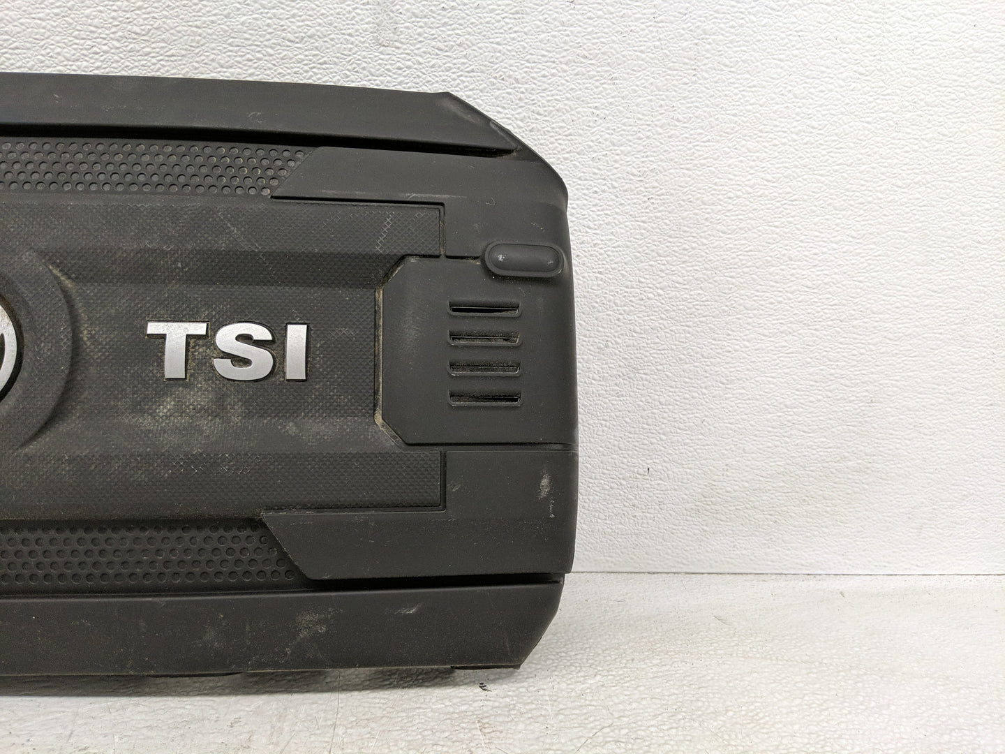 2015 Volkswagen Beetle Engine Cover - Oemusedautoparts1.com