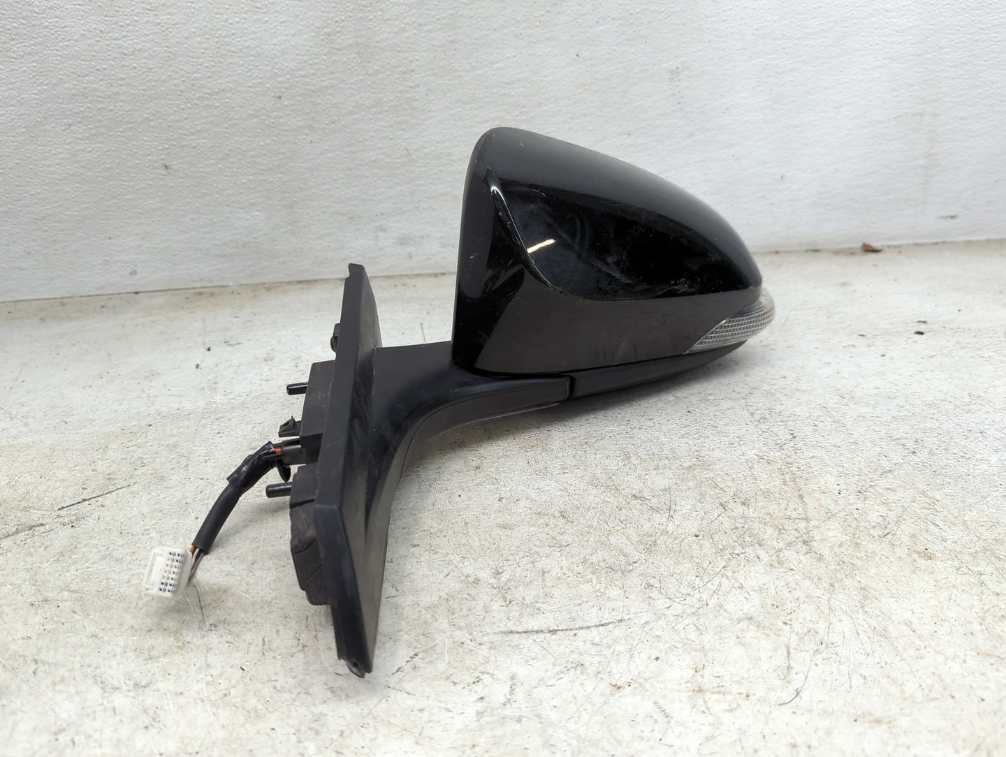 2012-2019 Volkswagen Beetle Driver Side View Mirror - Left Door Mirror OEM Used - Oemusedautoparts1.com
