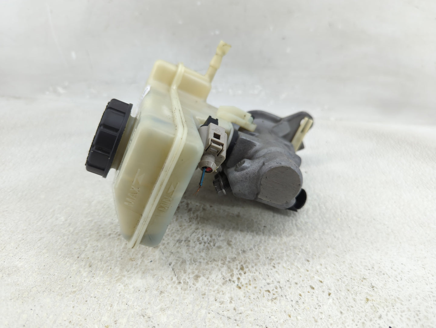 2015-2019 Volkswagen Golf Brake Master Cylinder - Oemusedautoparts1.com