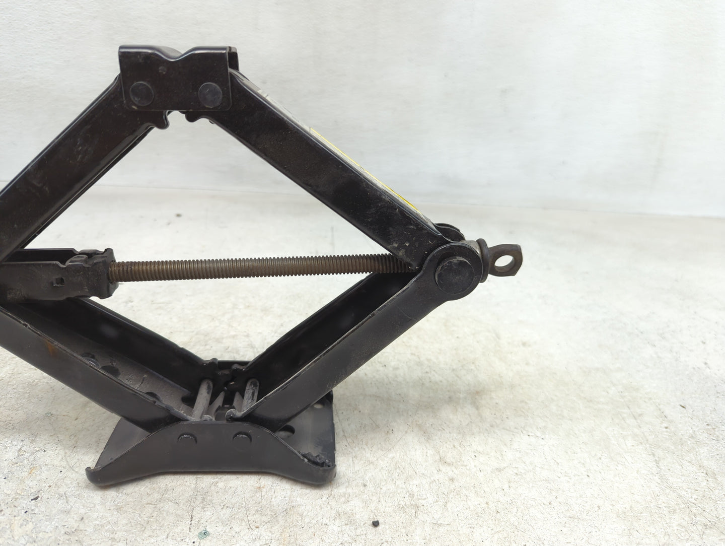 2015 Volkswagen Jetta Spare Scissor Car Jack 1390223 - Oemusedautoparts1.com