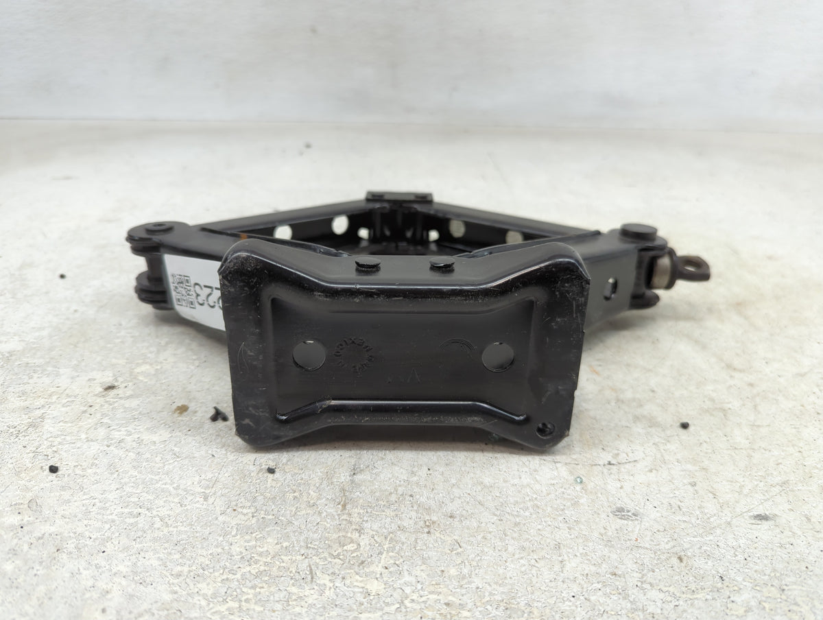 2015 Volkswagen Jetta Spare Scissor Car Jack 1390223 - Oemusedautoparts1.com