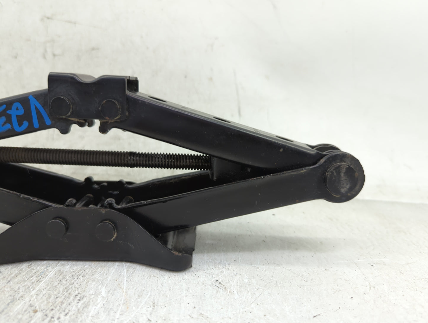 2015 Volkswagen Jetta Spare Scissor Car Jack - Oemusedautoparts1.com