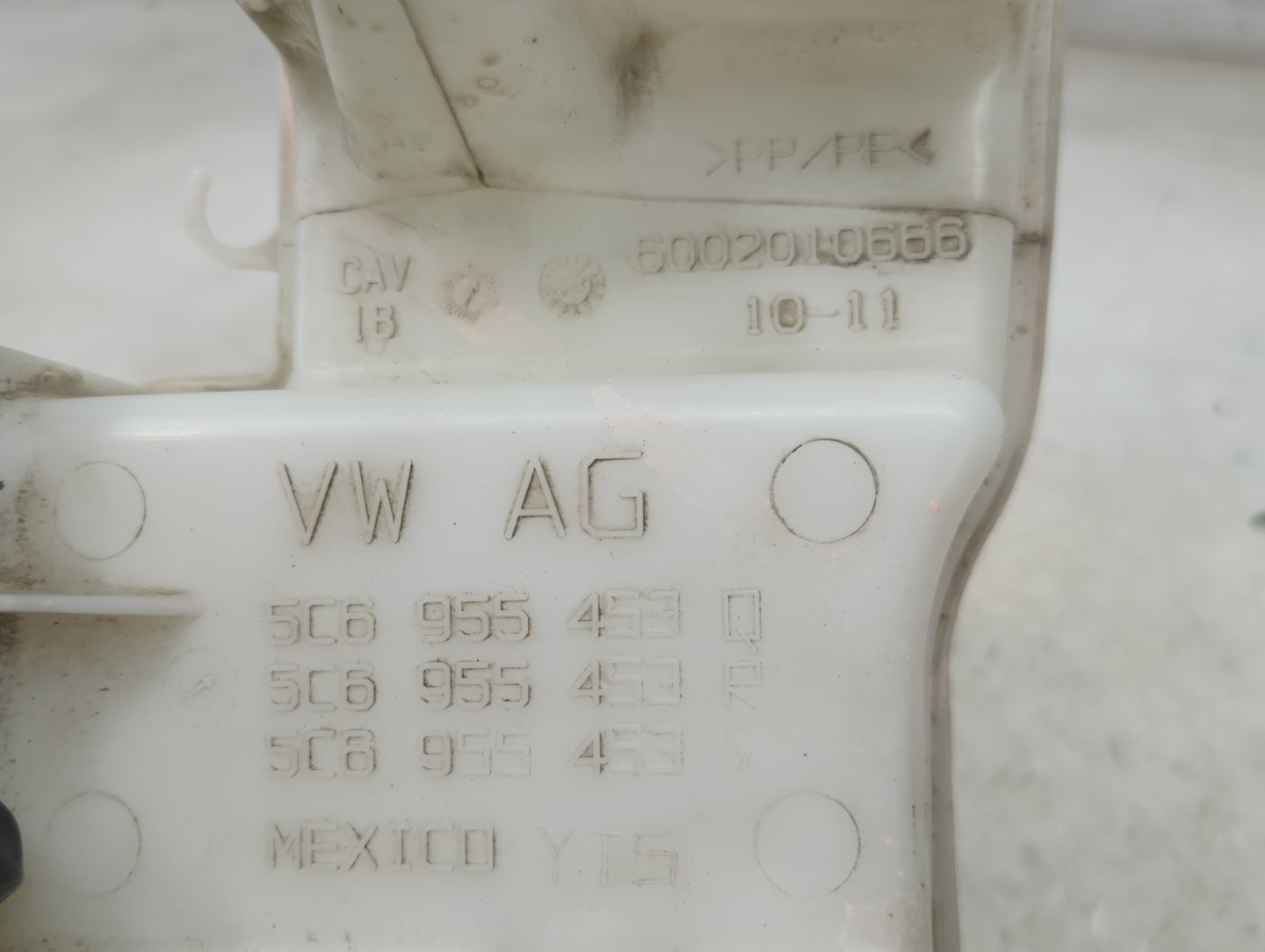 2011-2018 Volkswagen Jetta Windshield Washer Fluid Reservoir Bottle Oem 1465756 - Oemusedautoparts1.com