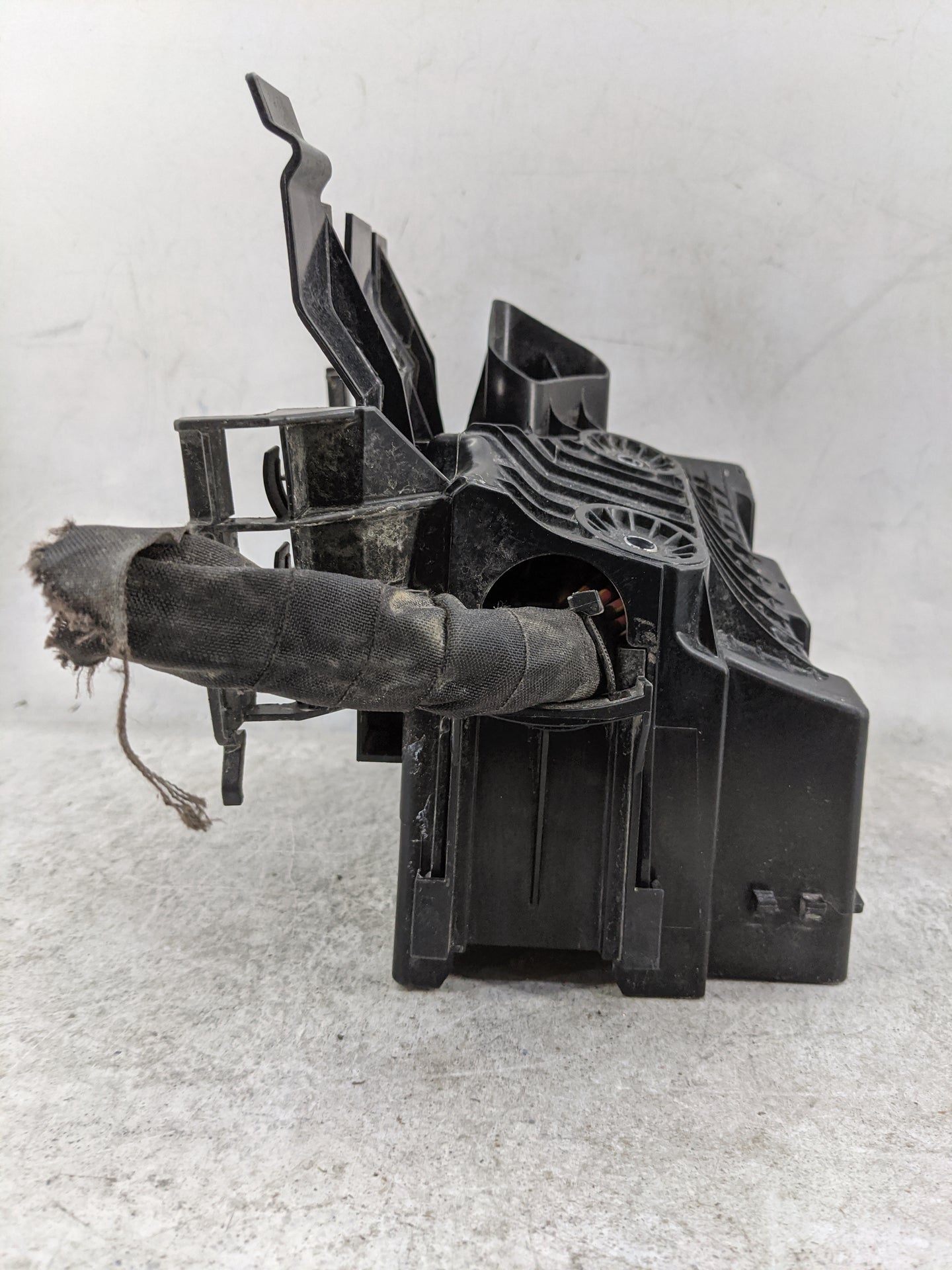 2015-2018 Volkswagen Jetta Fusebox Fuse Box Panel Relay Module P/N:4H0951253 Fits Fits 2015 2016 2017 2018 OEM Used Auto Par