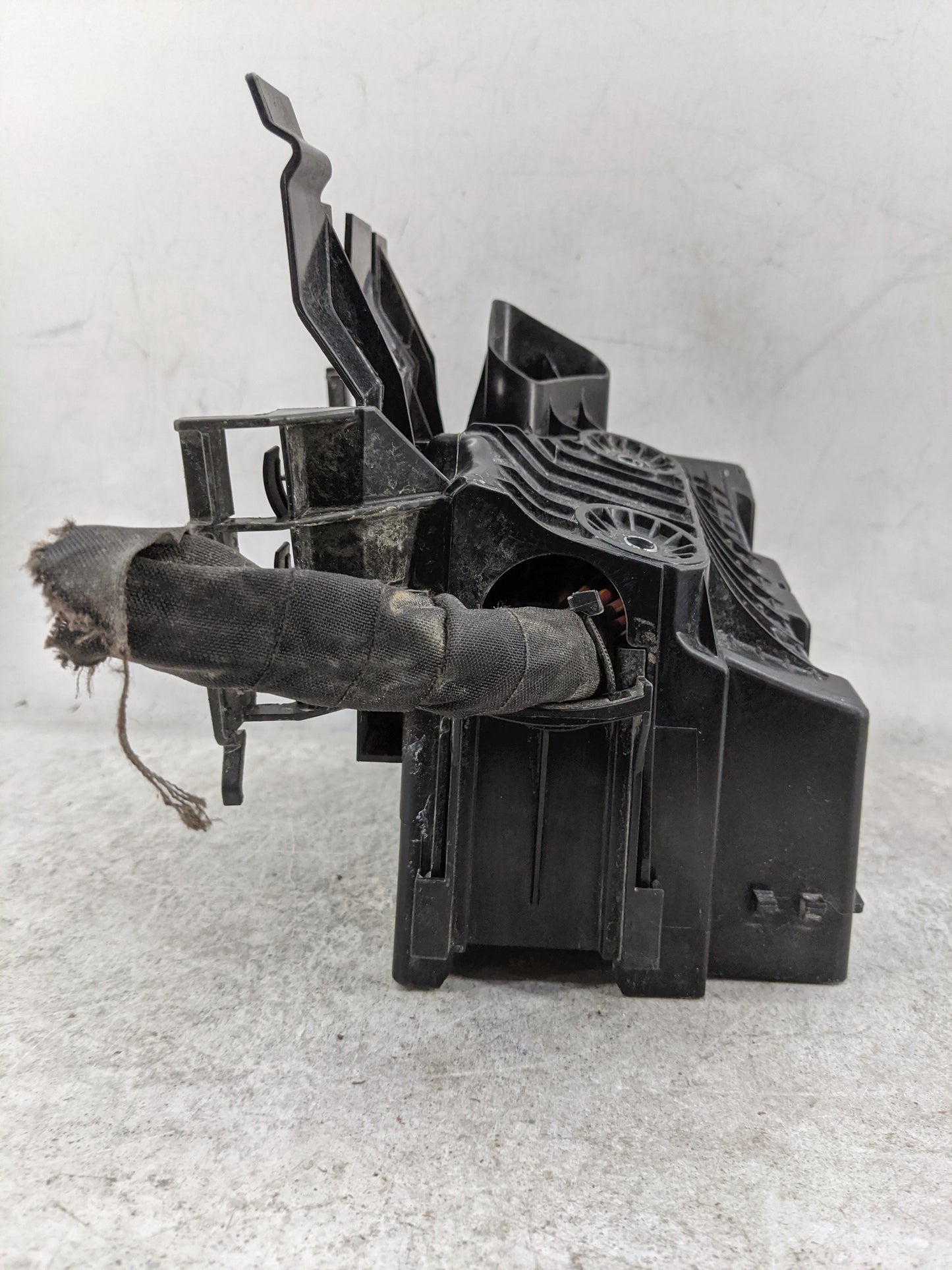 2015-2018 Volkswagen Jetta Fusebox Fuse Box Panel Relay Module P/N:4H0951253 Fits Fits 2015 2016 2017 2018 OEM Used Auto Par