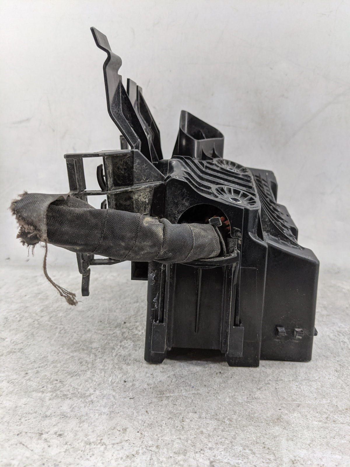 2015-2018 Volkswagen Jetta Fusebox Fuse Box Panel Relay Module P/N:4H0951253 Fits Fits 2015 2016 2017 2018 OEM Used Auto Par