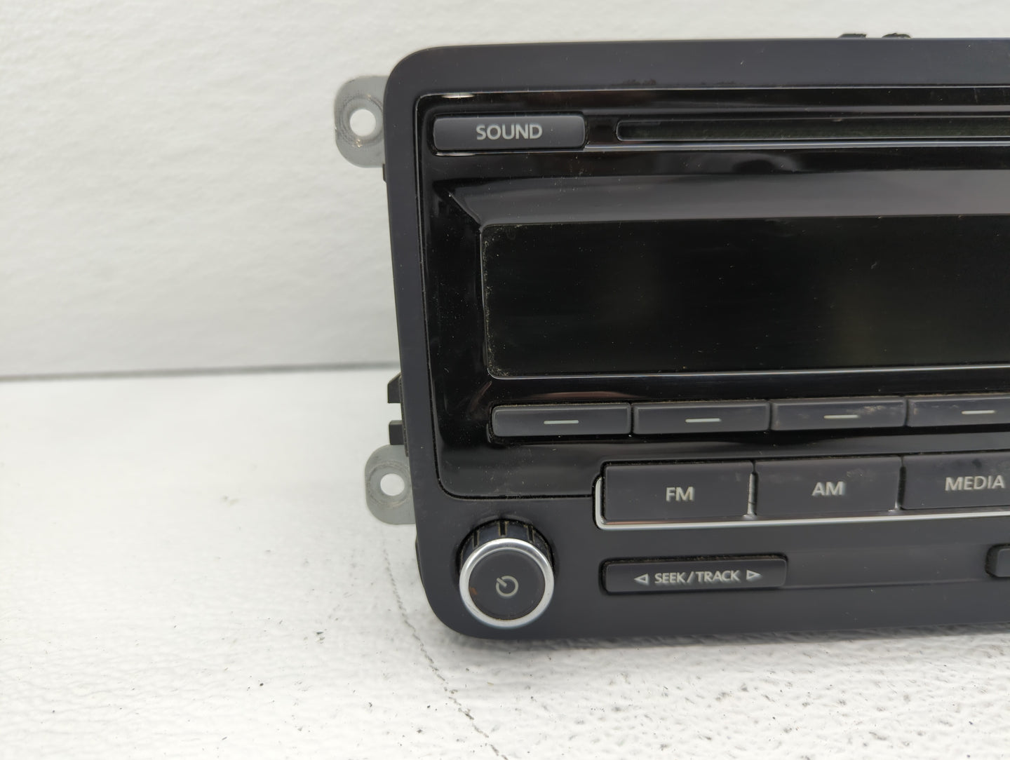 2015-2017 Volkswagen Jetta Am Fm Cd Player Radio Receiver - Oemusedautoparts1.com
