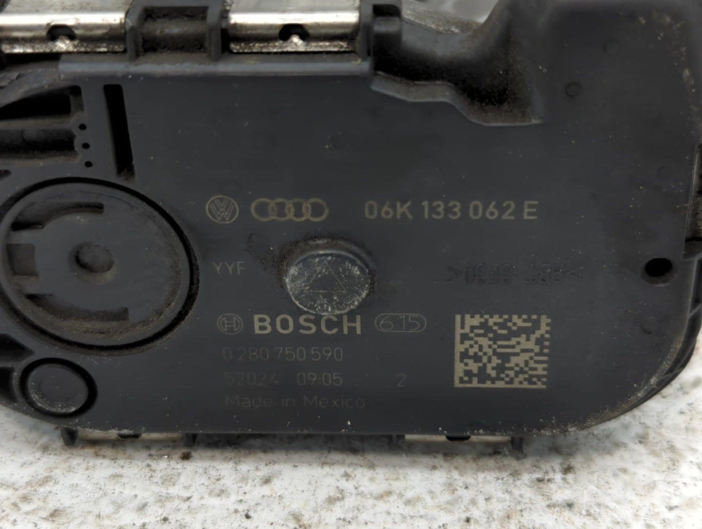 2014-2017 Volkswagen Jetta Throttle Body P/N:06K 133 062 E Fits Fits 2014 2015 2016 2017 OEM Used Auto Parts - Oemusedautopa