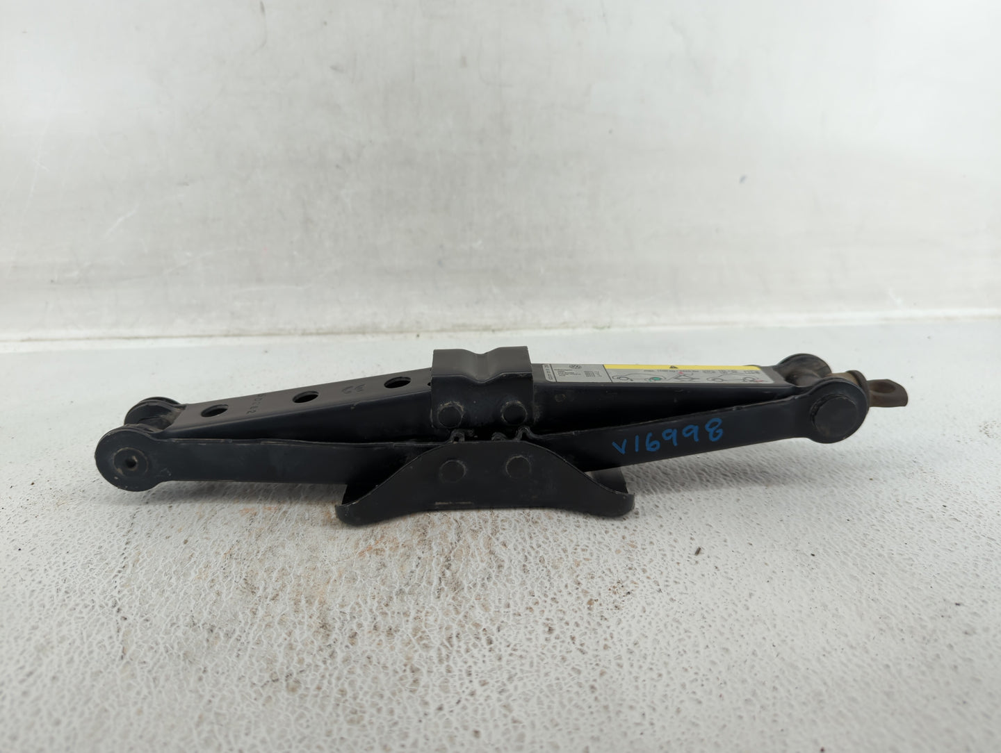 2015 Volkswagen Jetta Spare Scissor Car Jack 527075 - Oemusedautoparts1.com