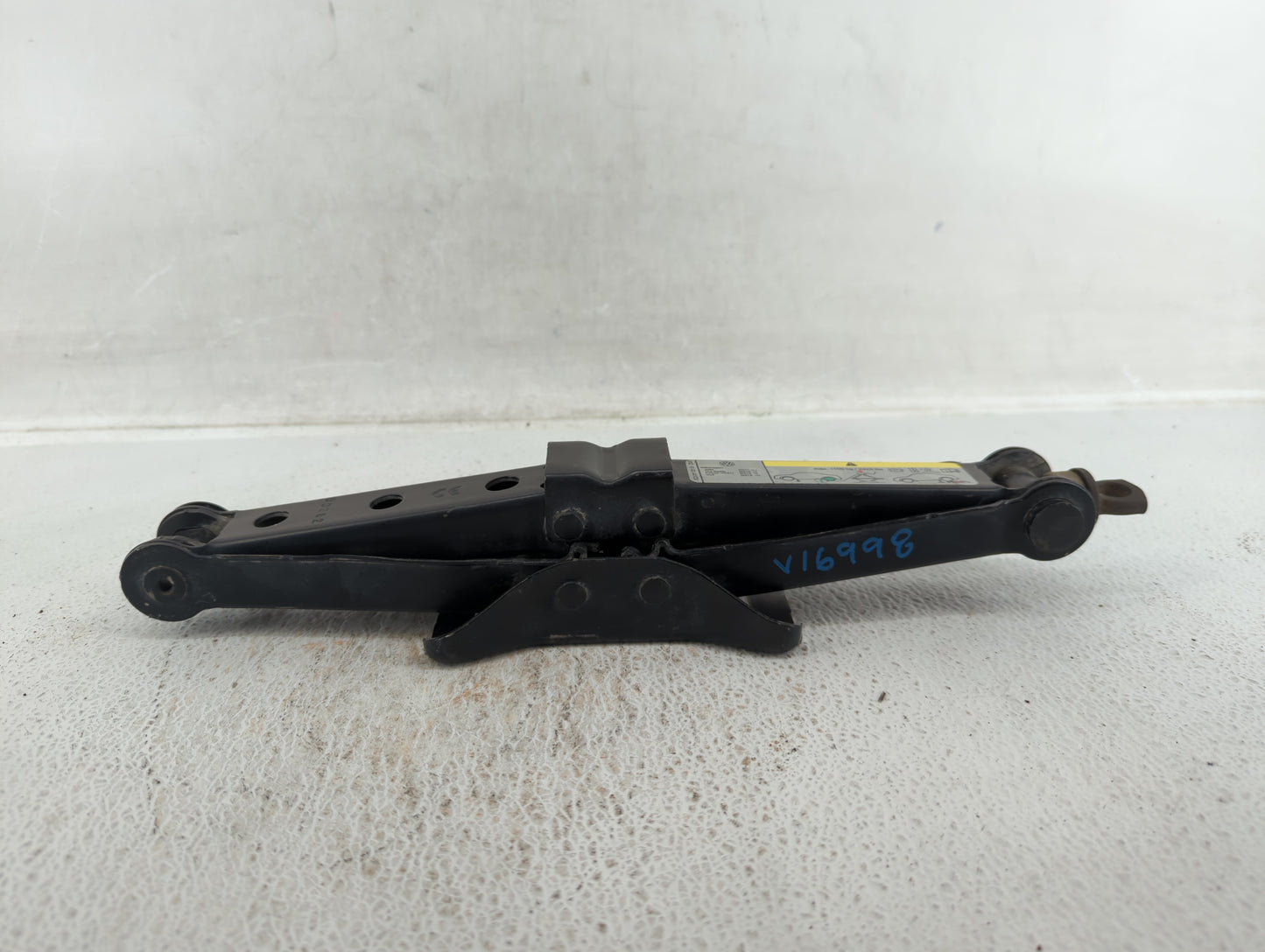 2015 Volkswagen Jetta Spare Scissor Car Jack 527075 - Oemusedautoparts1.com