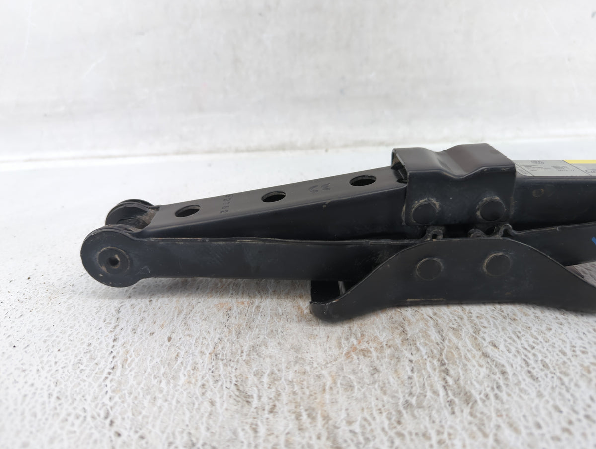 2015 Volkswagen Jetta Spare Scissor Car Jack 527075 - Oemusedautoparts1.com