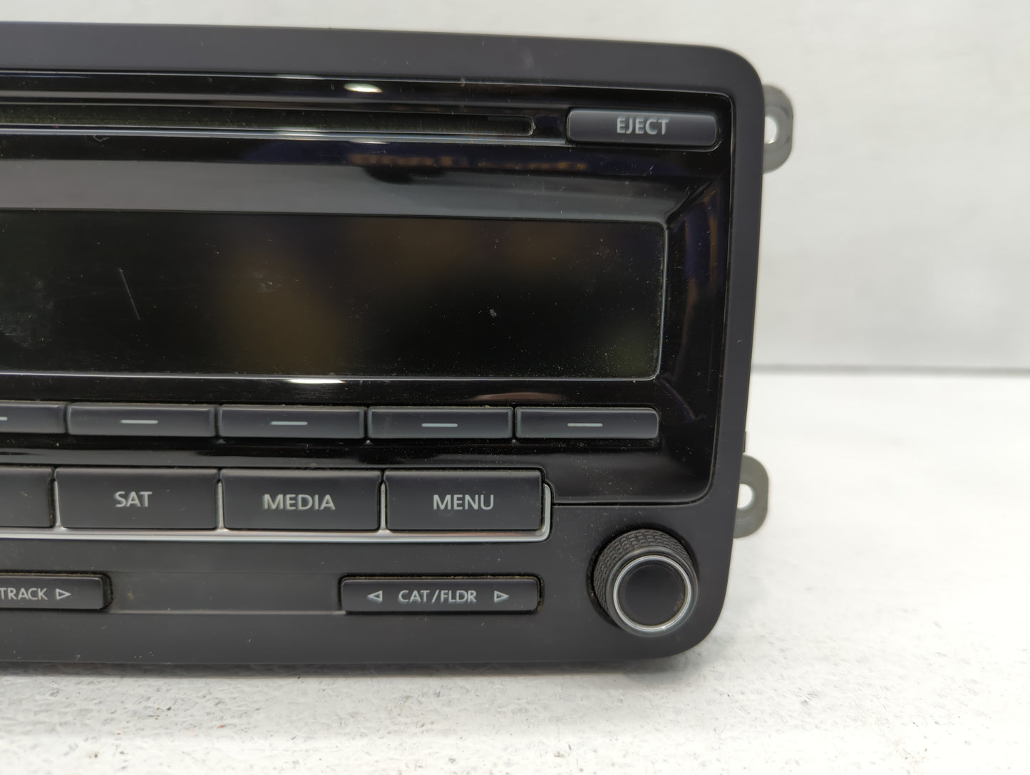 2015-2017 Volkswagen Jetta Am Fm Cd Player Radio Receiver - Oemusedautoparts1.com