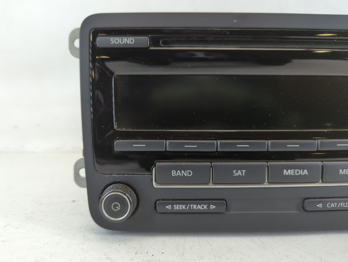 2015-2017 Volkswagen Jetta Am Fm Cd Player Radio Receiver - Oemusedautoparts1.com