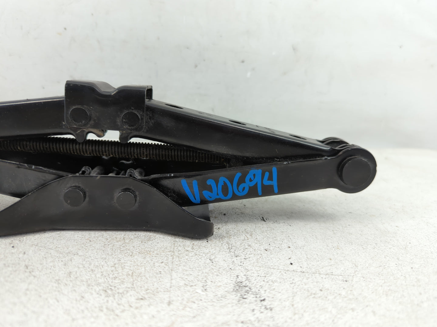 2015 Volkswagen Passat Spare Scissor Car Jack 1067793 - Oemusedautoparts1.com