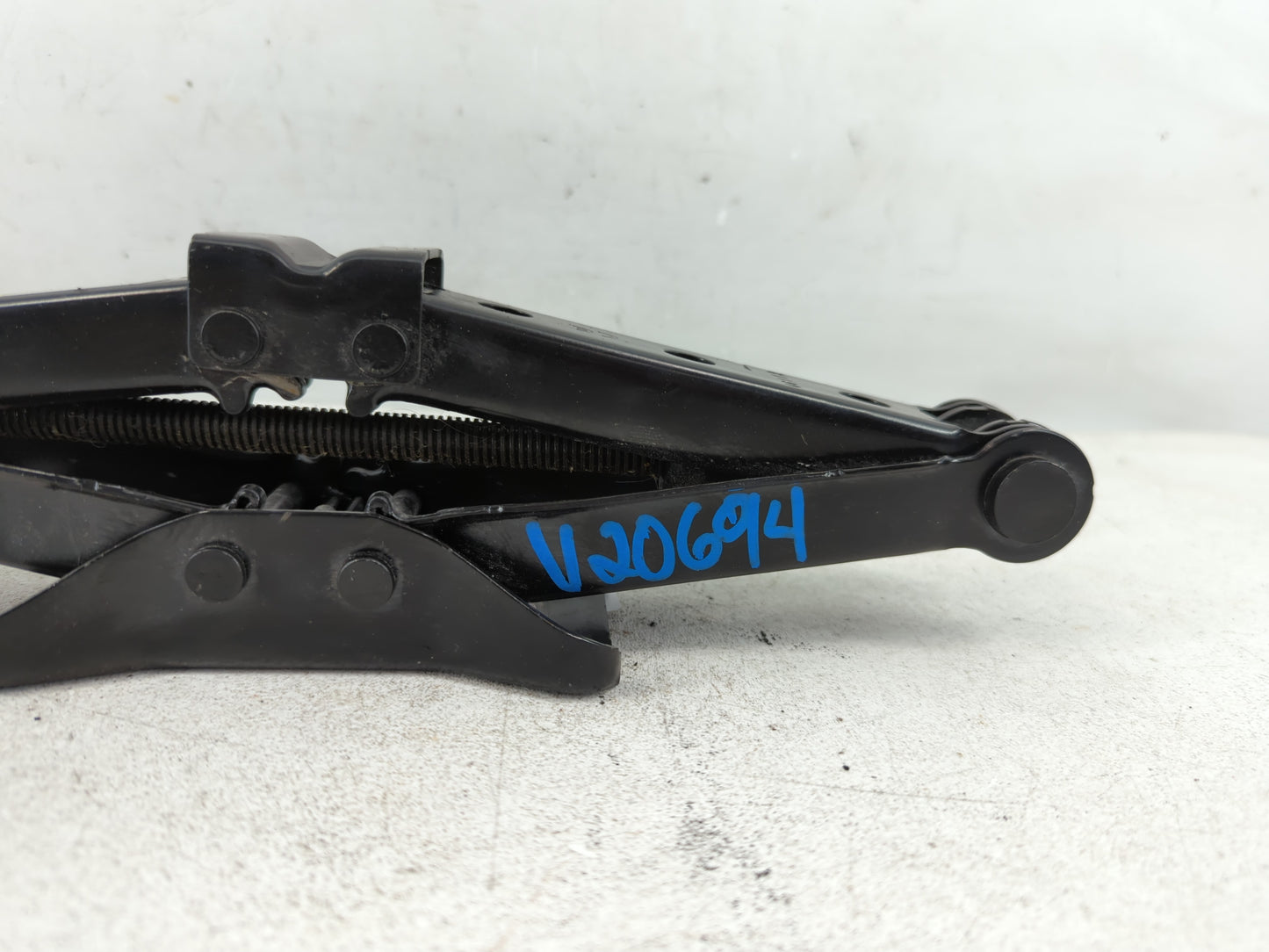 2015 Volkswagen Passat Spare Scissor Car Jack 1067793 - Oemusedautoparts1.com