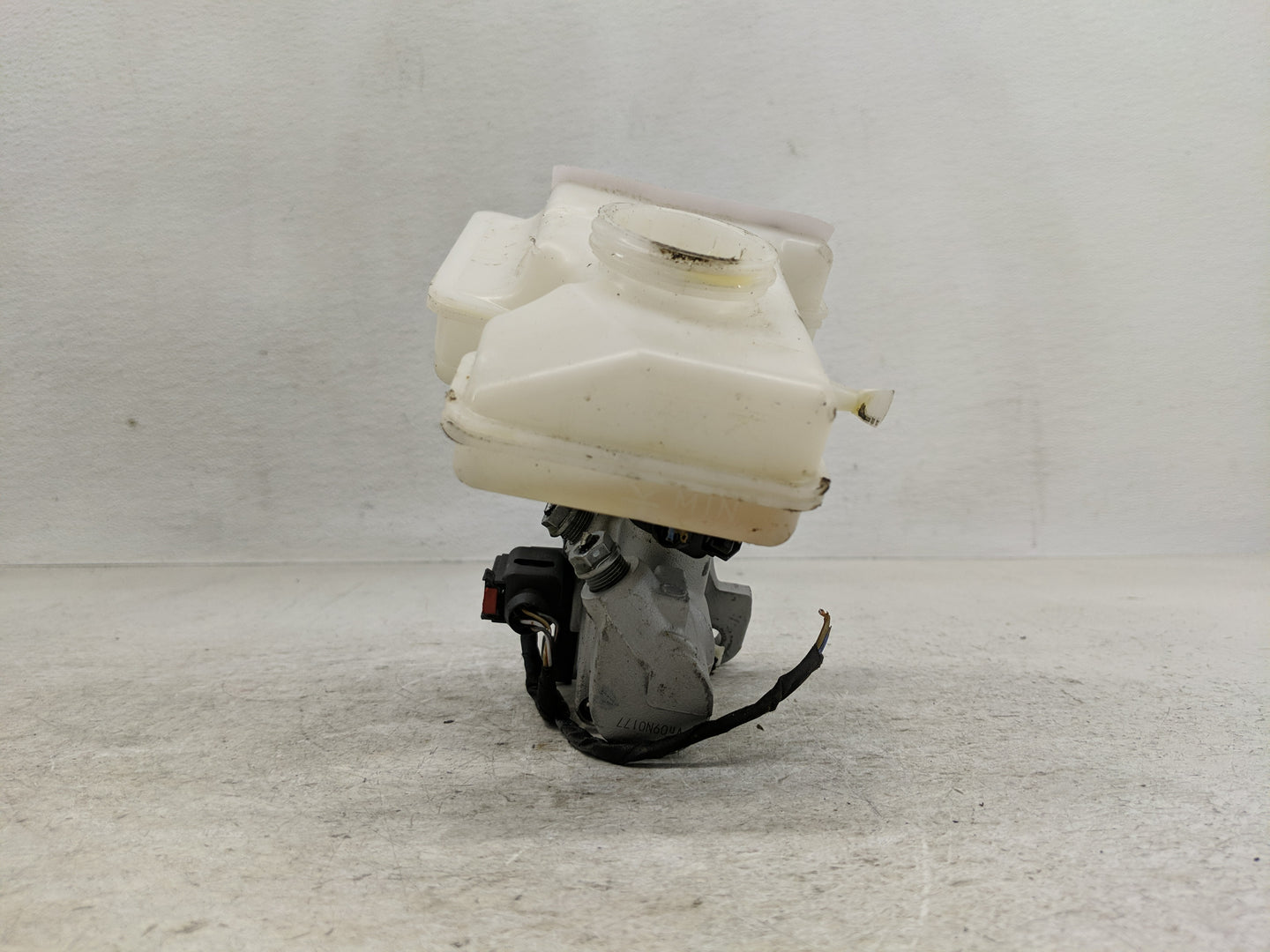 2013-2015 Volkswagen Passat Brake Master Cylinder - Oemusedautoparts1.com