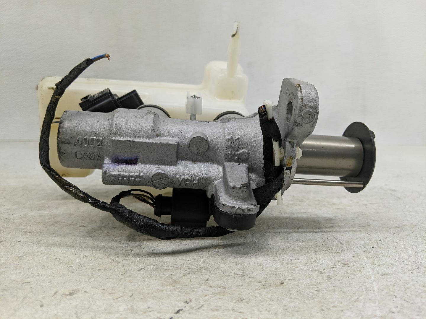 2013-2015 Volkswagen Passat Brake Master Cylinder - Oemusedautoparts1.com