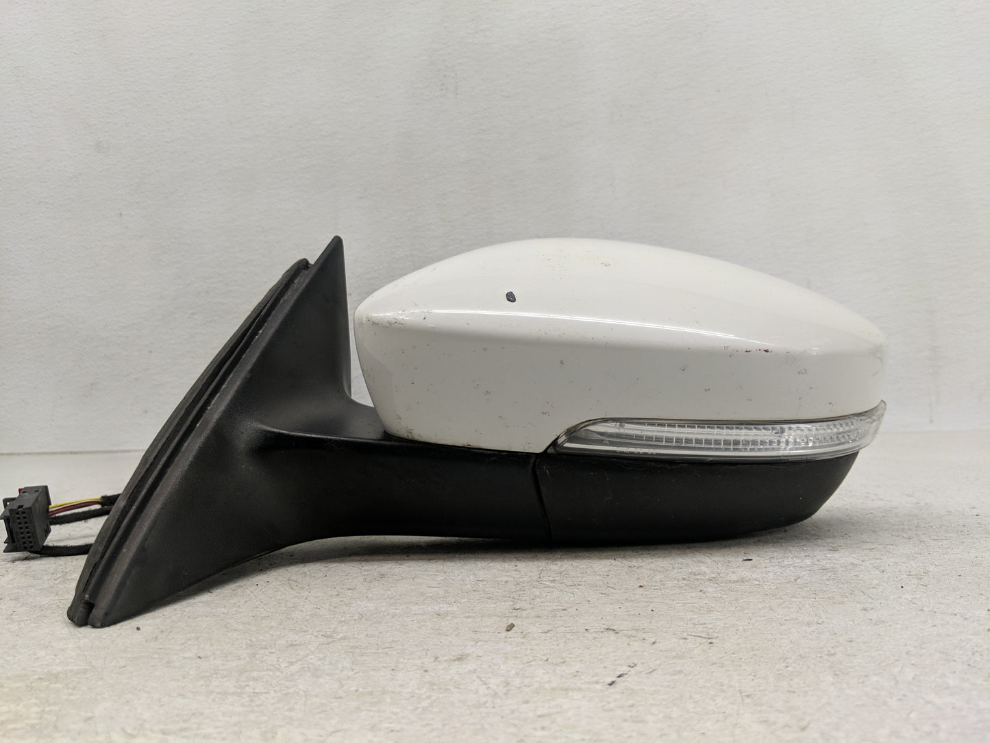 2013-2015 Volkswagen Passat Driver Side View Mirror - Left Door Mirror OEM Used - Oemusedautoparts1.com