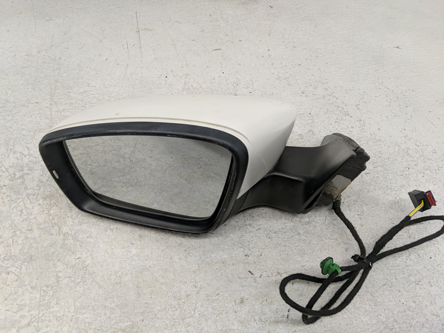 2013-2015 Volkswagen Passat Driver Side View Mirror - Left Door Mirror OEM Used - Oemusedautoparts1.com