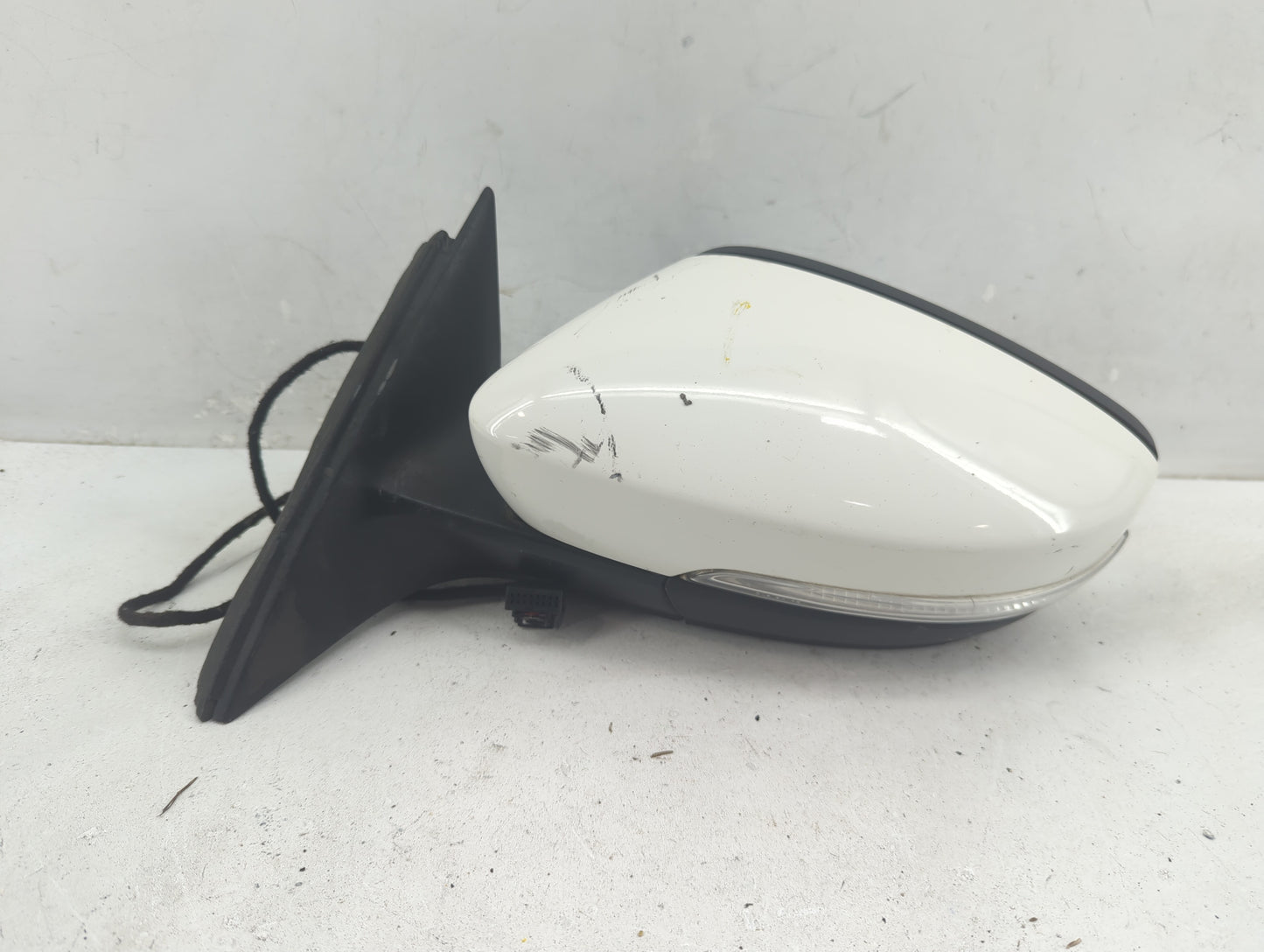 2013-2015 Volkswagen Passat Driver Side View Mirror - Left Door Mirror OEM Used - Oemusedautoparts1.com