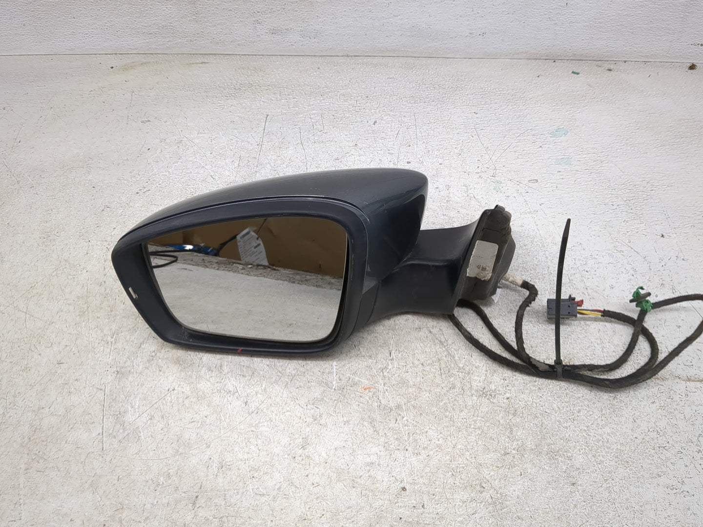 2013-2015 Volkswagen Passat Driver Side View Mirror - Left Door Mirror OEM Used - Oemusedautoparts1.com