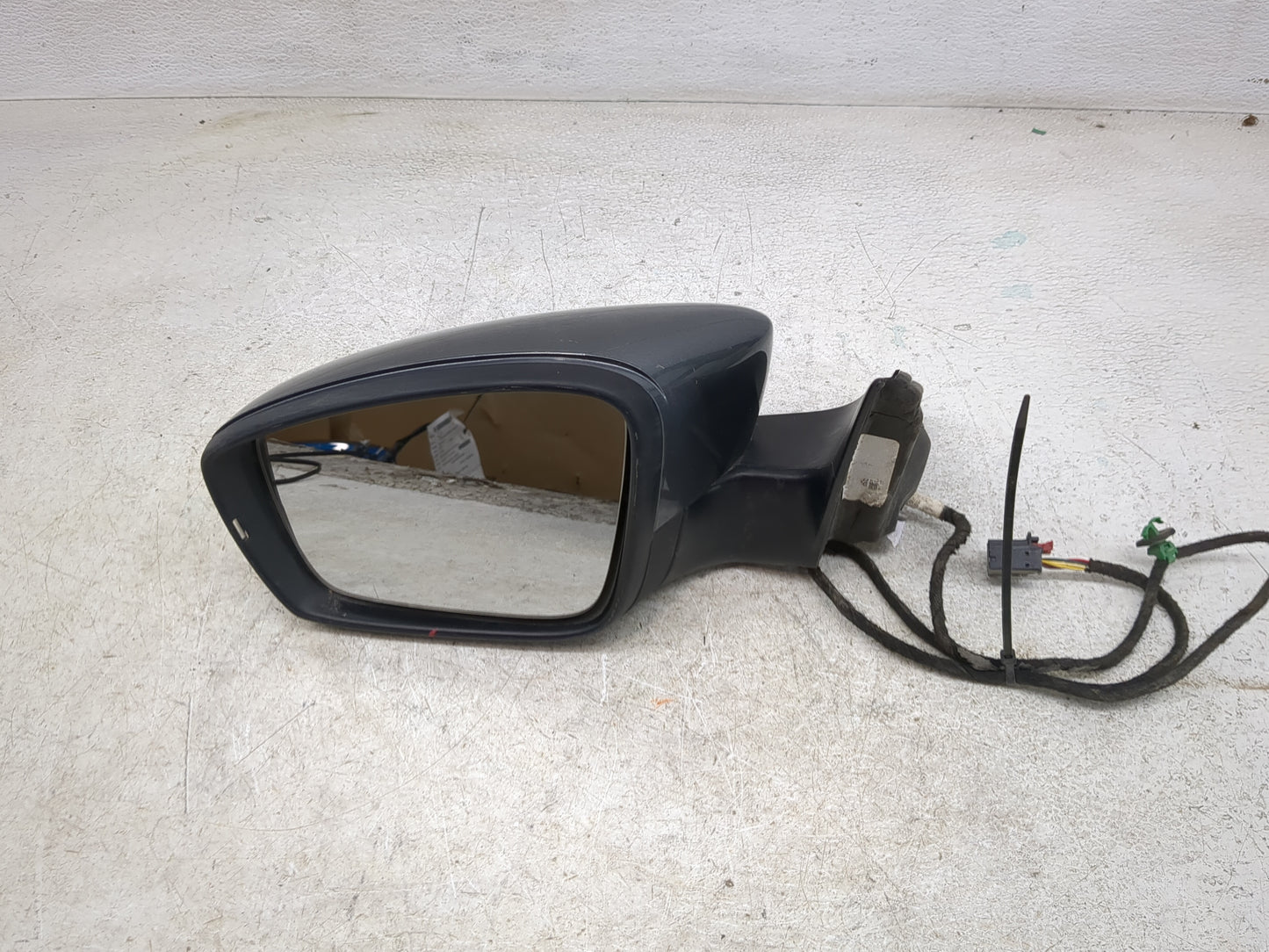 2013-2015 Volkswagen Passat Driver Side View Mirror - Left Door Mirror OEM Used - Oemusedautoparts1.com