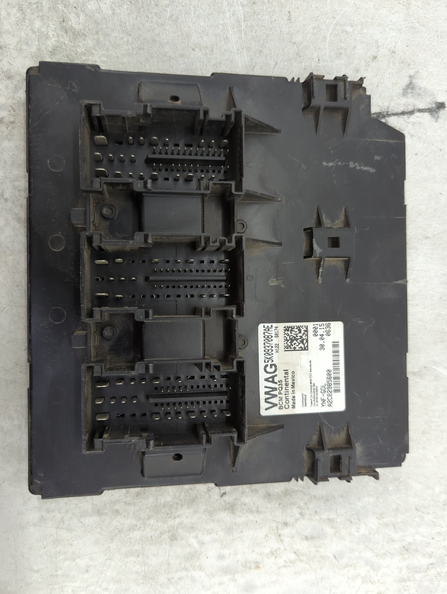2015-2015 Volkswagen Passat Body Control Module Bcm Inner Cabin Fuse Box - Oemusedautoparts1.com